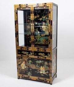 Chinoiserie Hand gemalt Schwarzer Lack und vergoldetes Porzellan Display Cabinet Breakfront