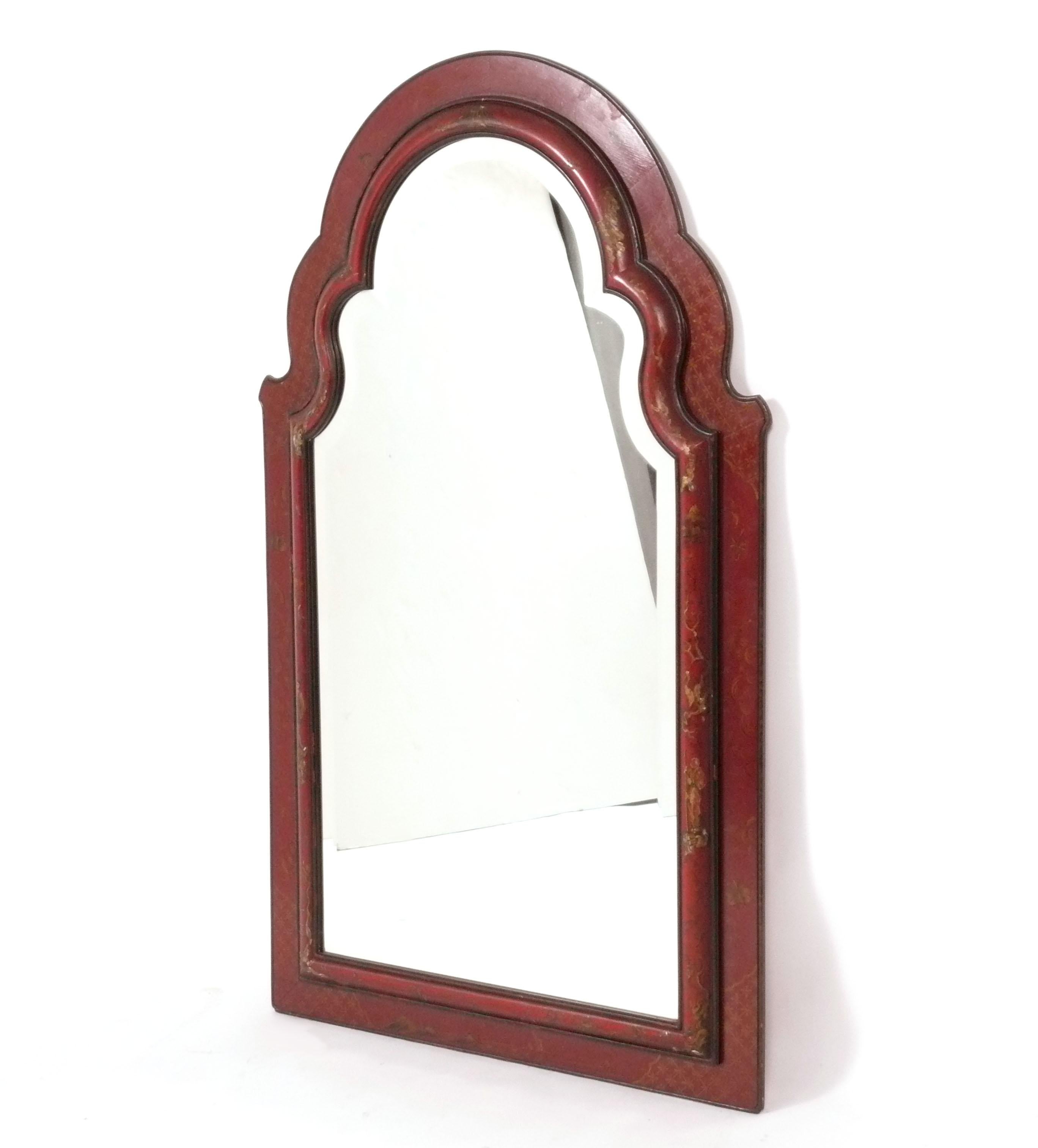 Elegant Chinoiserie Miroir peint à la main, probablement américain, vers les années 1960. Il est exécuté dans un rouge chinois profond avec des décorations peintes à la main. Le miroir avec le cadre mesure 47