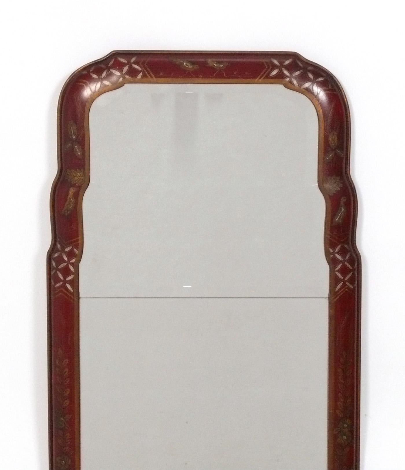 Elegant Chinoiserie Miroir peint à la main, probablement américain, vers les années 1960. Il est exécuté dans un rouge chinois profond avec des décorations peintes à la main. 