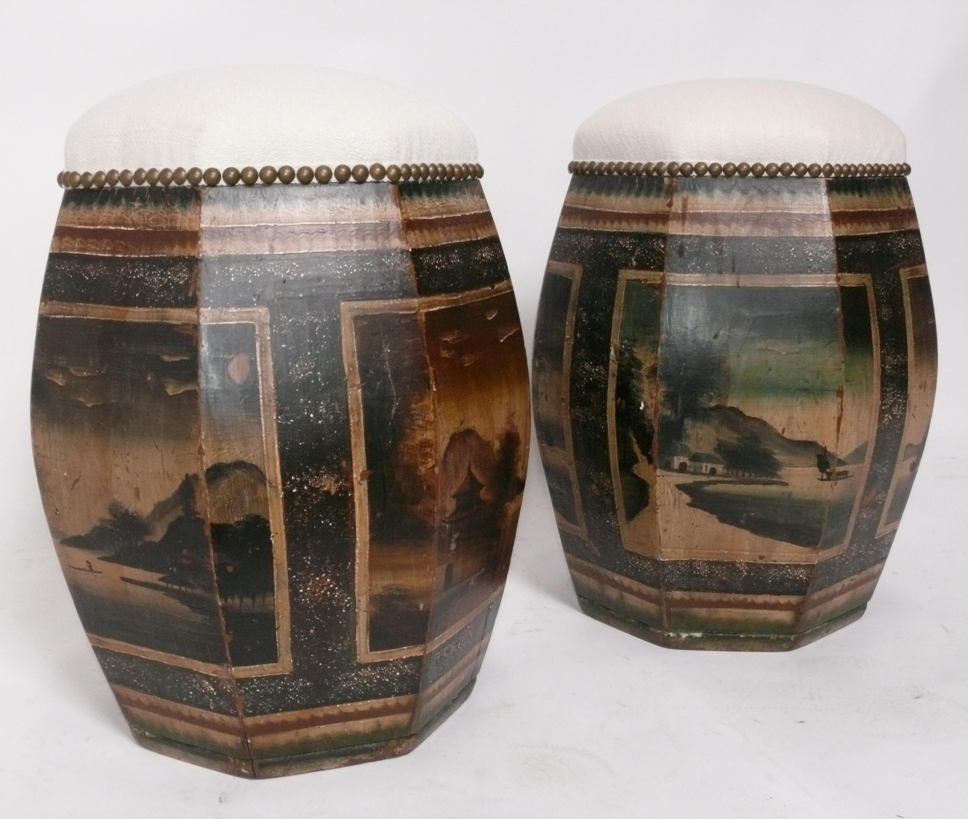 Paire de tabourets peints à la main, probablement d'origine chinoise, vers les années 1940. Ils ont été récemment recouverts d'une tapisserie en lin texturé de couleur ivoire avec des têtes de clous en laiton.