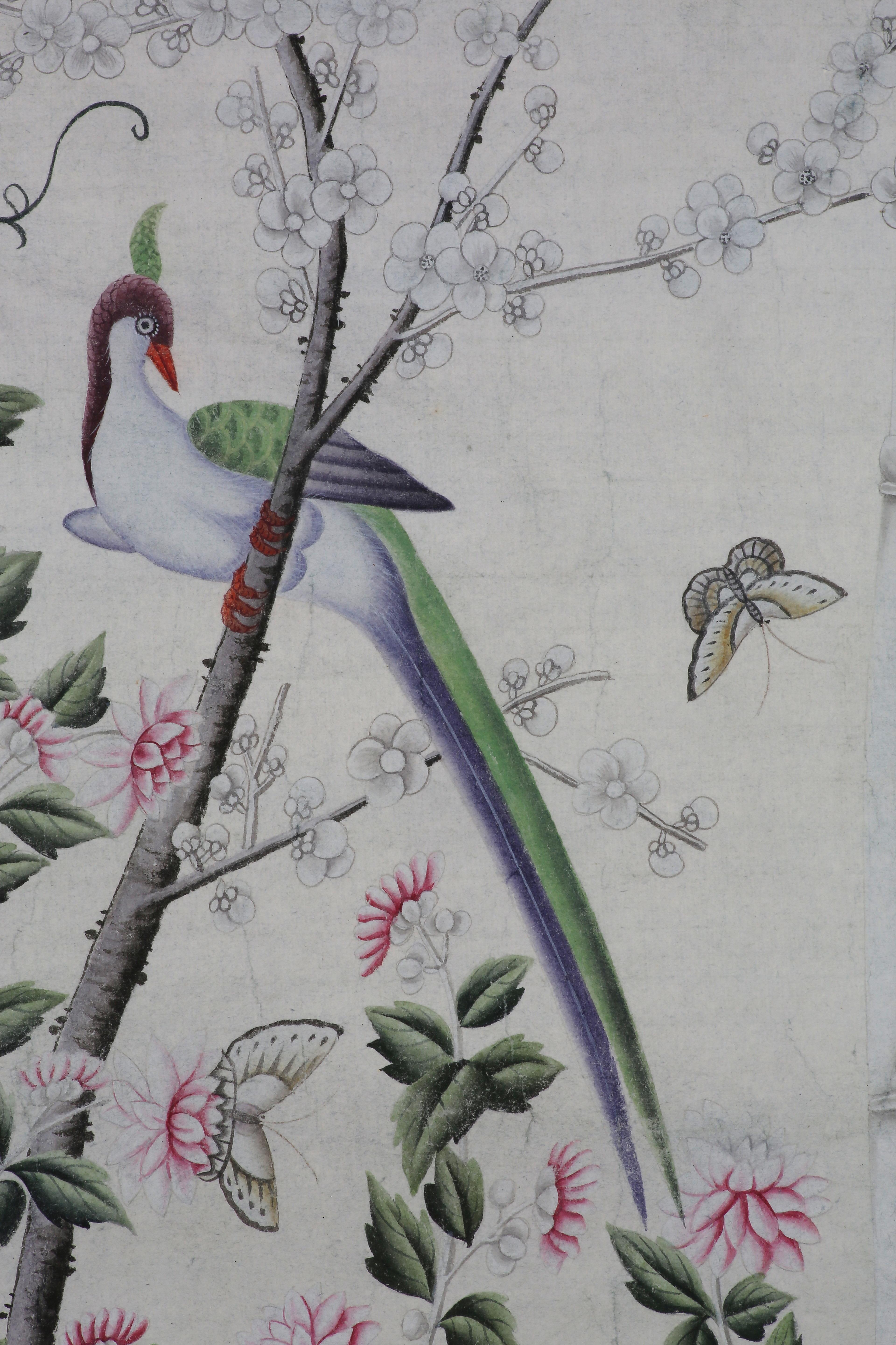 Cinese Carta da parati dipinta a mano Chinoiserie con uccelli in un giardino in vendita