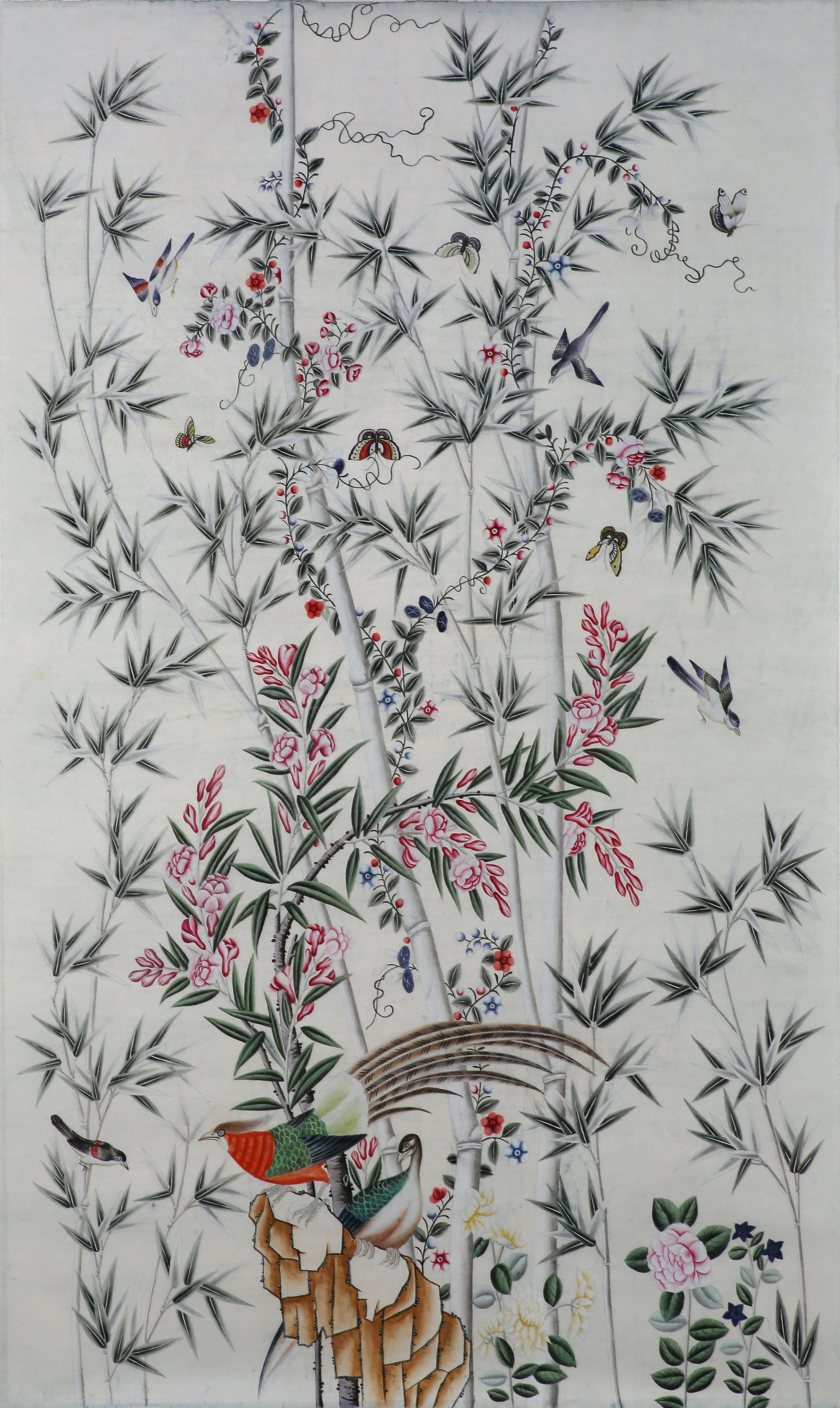 La coppia di dipinti originali ispirati ai dipinti di cineserie da esportazione cinesi del XIX secolo, raffiguranti uccelli in un giardino su pannelli di carta da parati, in acquerello su carta di riso montata, provenienti dal nostro studio. I