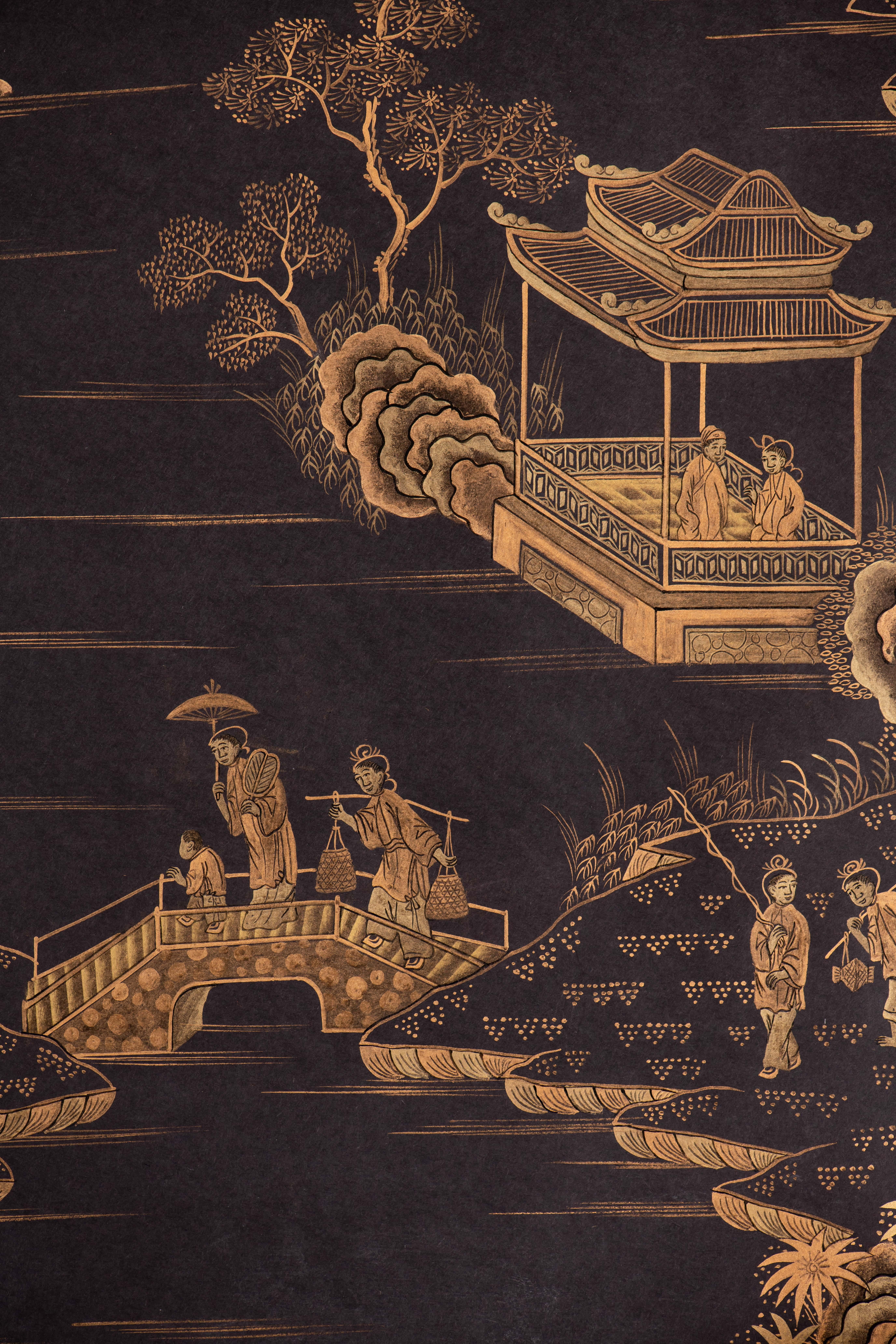 Das feine Tapetenpaneel wurde mit Goldfarbe auf Reispapier handbemalt und reproduziert die chinesische Exportchinoiserie-Malerei des 19. Jahrhunderts mit goldenen Pavillons auf Exporttapeten aus unserem Studio. Die Paneele werden mit einem