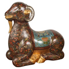 Figure asiatique en bois peinte à la main d'un bélier couché