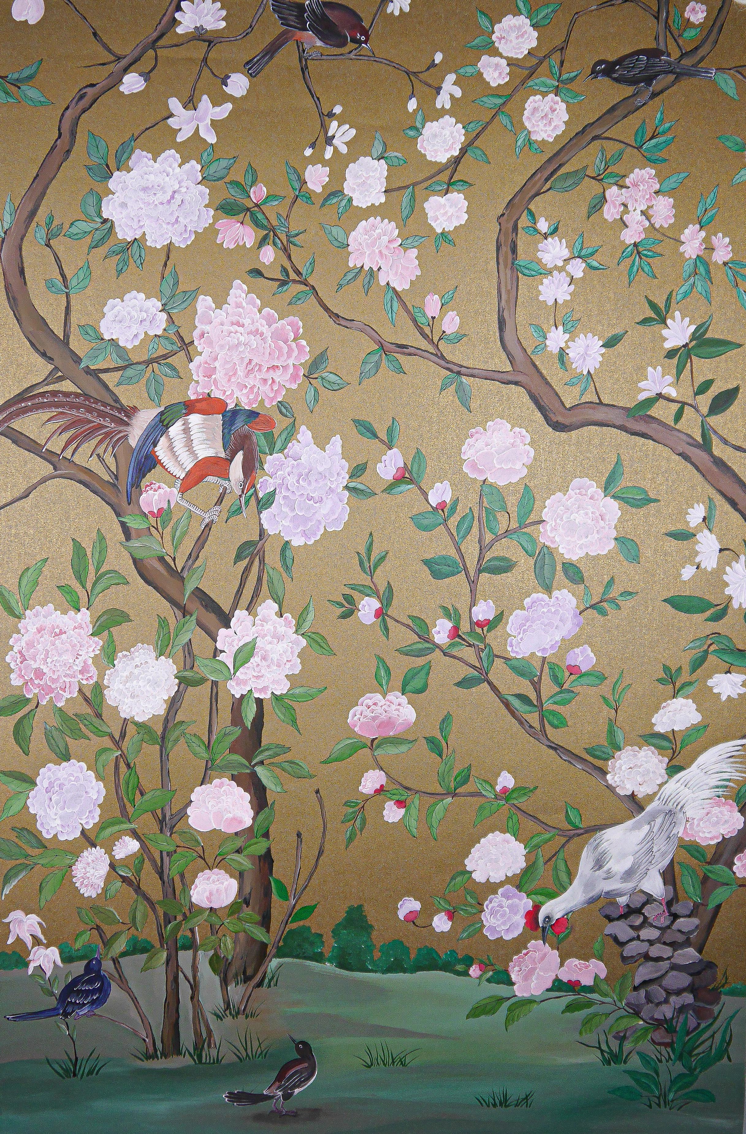 Charleston : reproduction d'un papier peint chinois du XVIIIe siècle sur fond or foncé, décoré d'oiseaux exotiques. Un ensemble de 2 panneaux.

Nos papiers peints et panneaux sont produits avec amour et patience, les artistes investissant des