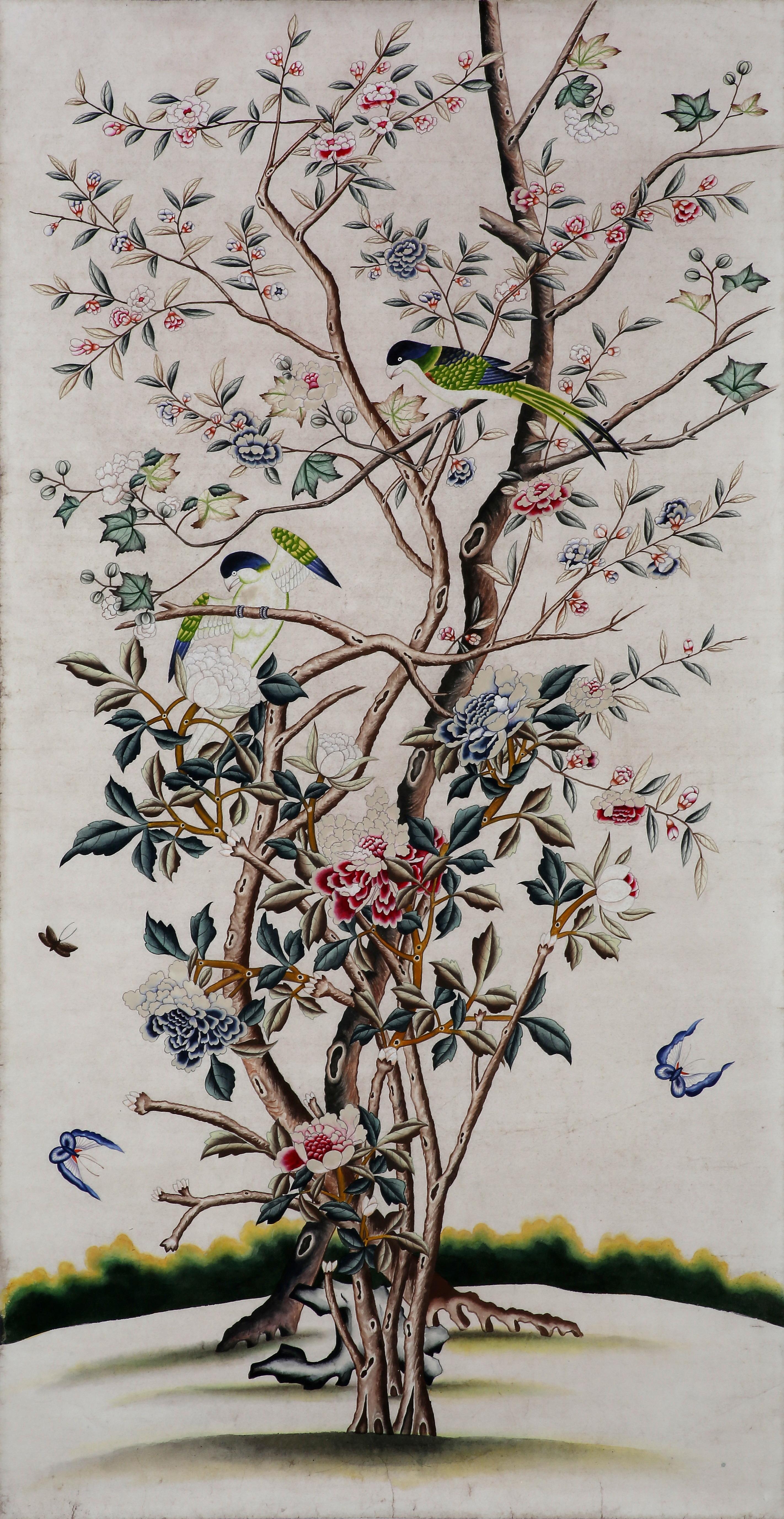 Paire de peintures originales inspirées des chinoiseries d'exportation du 19e siècle, représentant des motifs d'arbres, de fleurs et d'oiseaux sur du papier peint, à l'aquarelle sur papier de riz monté, provenant de notre studio. Un processus de