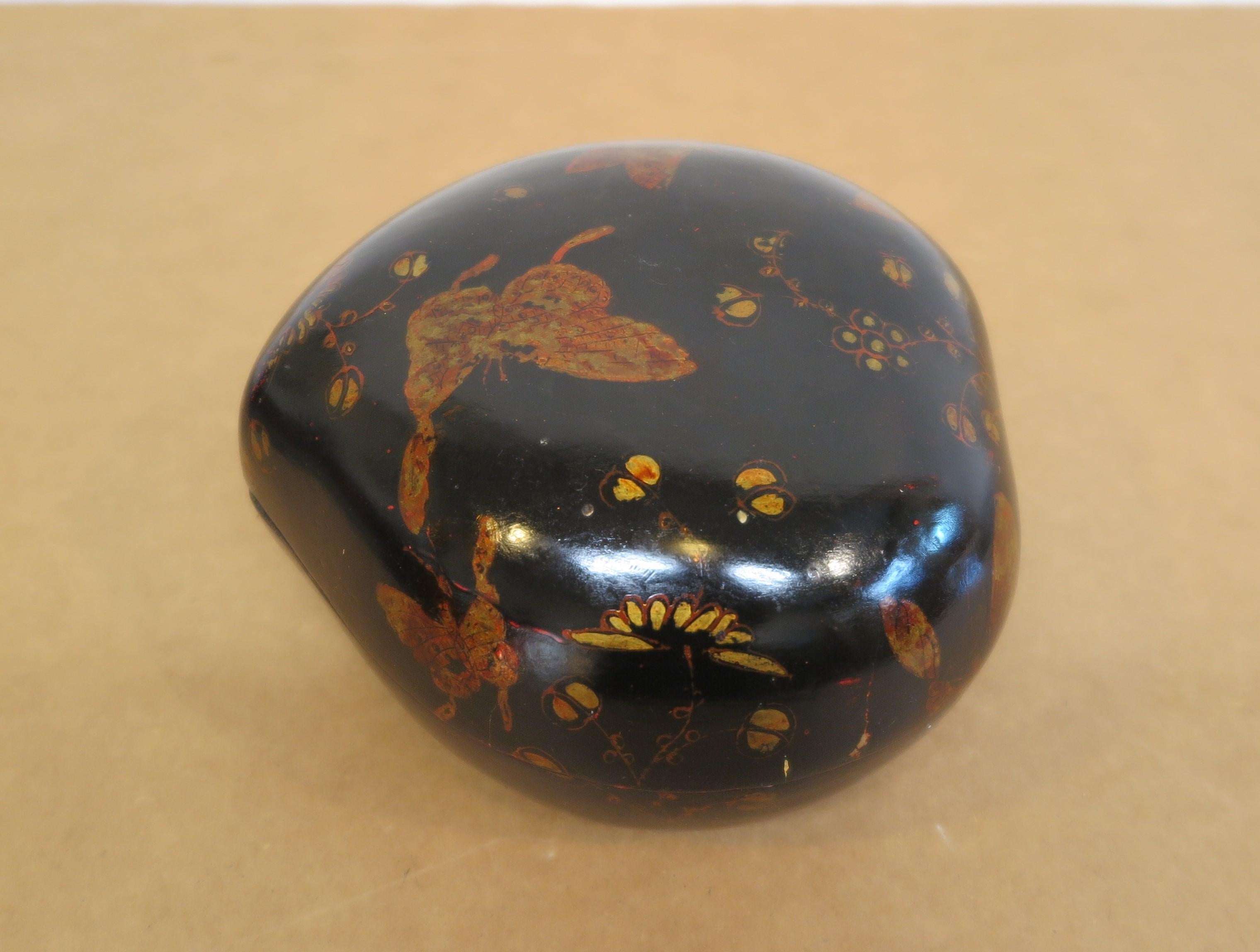 Herzförmige Chinoiserie-Lackschachtel aus Pappmaché.  Schön bemalte, dekorierte Dose mit vergoldeter Malerei auf schwarzem Lack.  Dies ist eine wunderbare dekorative Sammelbox, die für viele kleine Gegenstände verwendet werden kann.  Diese Schachtel