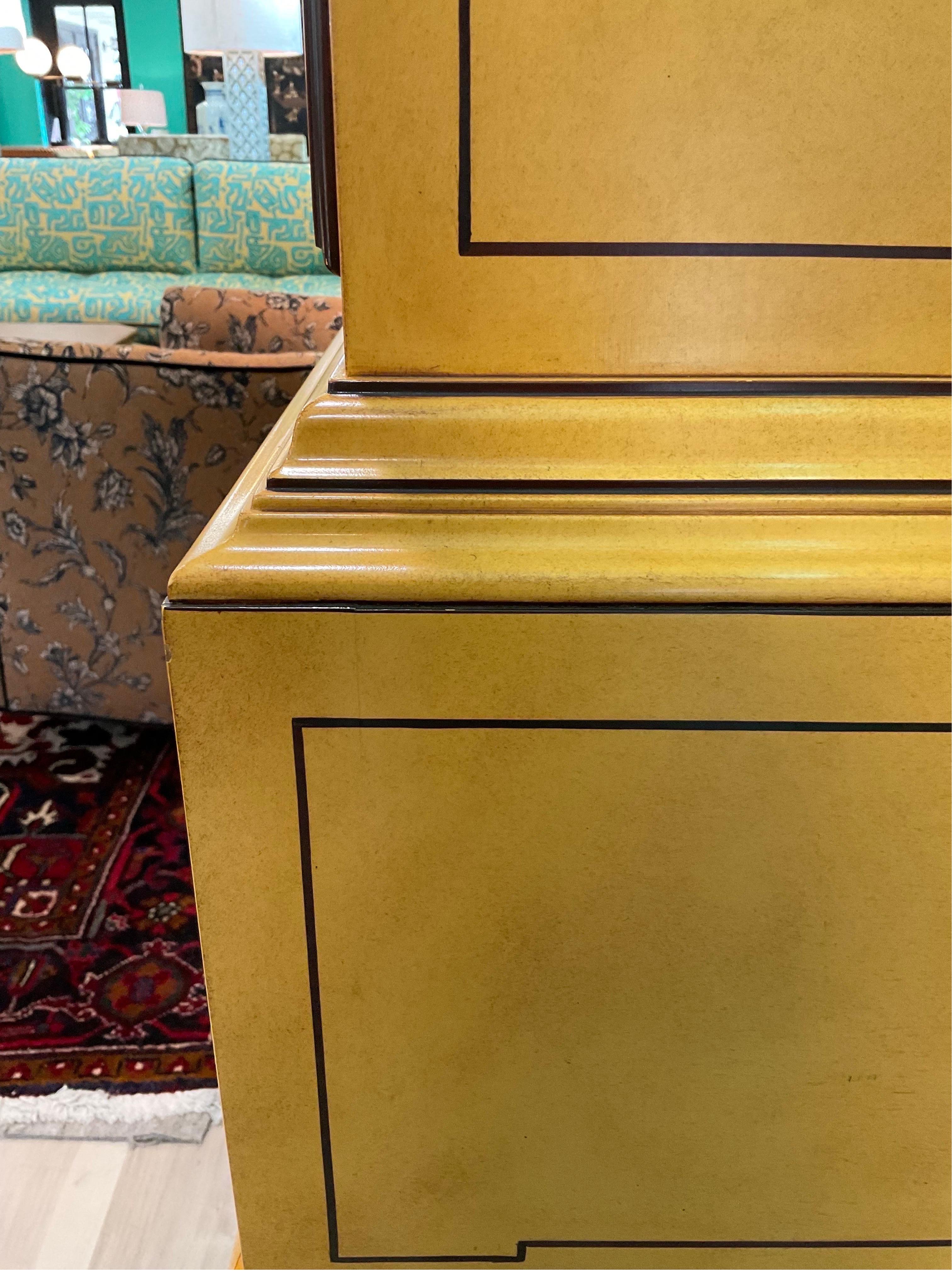 Commode haute chinoiseries de Baker Furniture Bon état - En vente à Hartville, OH
