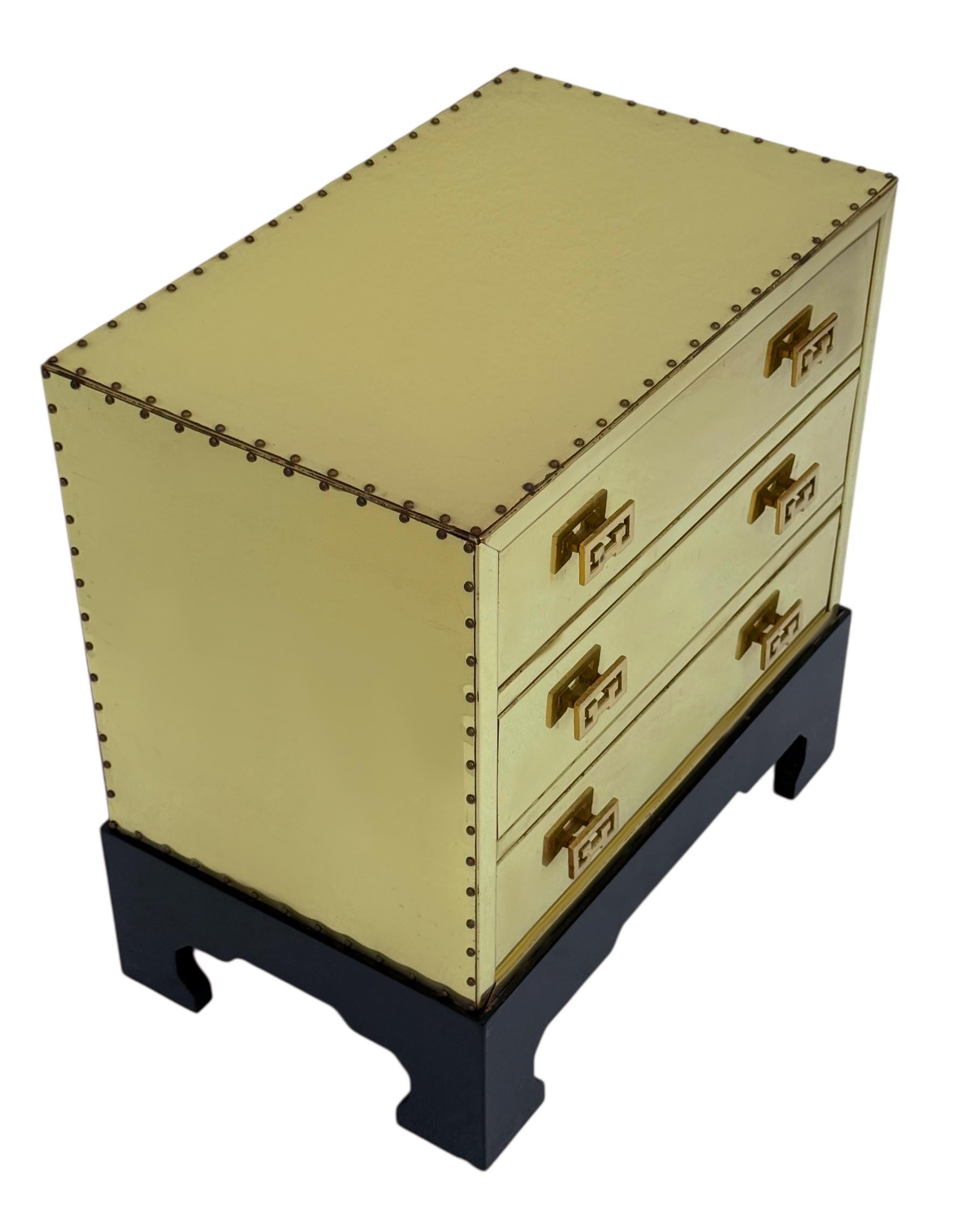 Americano Cassettiera in ottone lucidato Chinoiserie Hollywood Regency o mobile piccolo in vendita