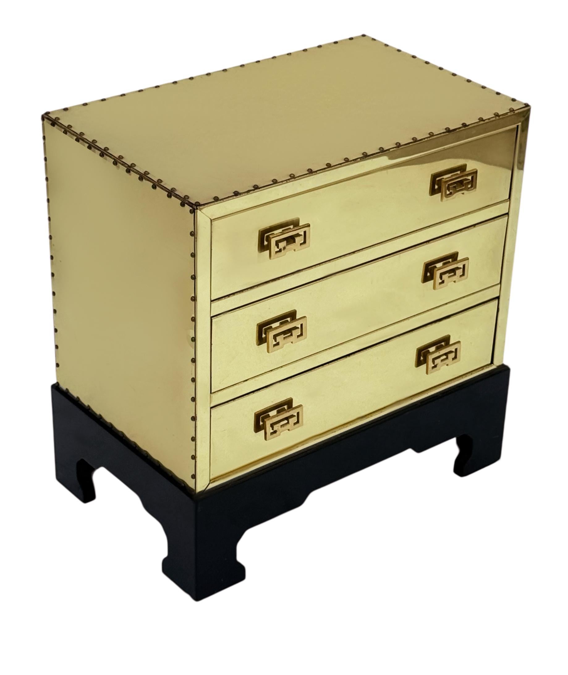 Fine XX secolo Cassettiera in ottone lucidato Chinoiserie Hollywood Regency o mobile piccolo in vendita