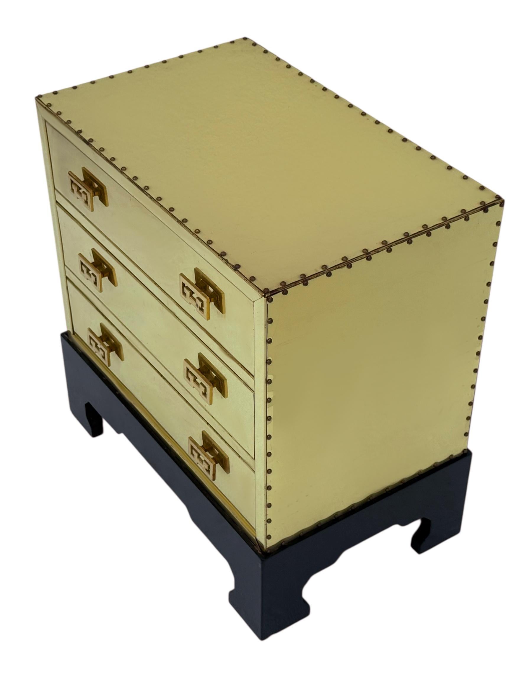 Ottone Cassettiera in ottone lucidato Chinoiserie Hollywood Regency o mobile piccolo in vendita