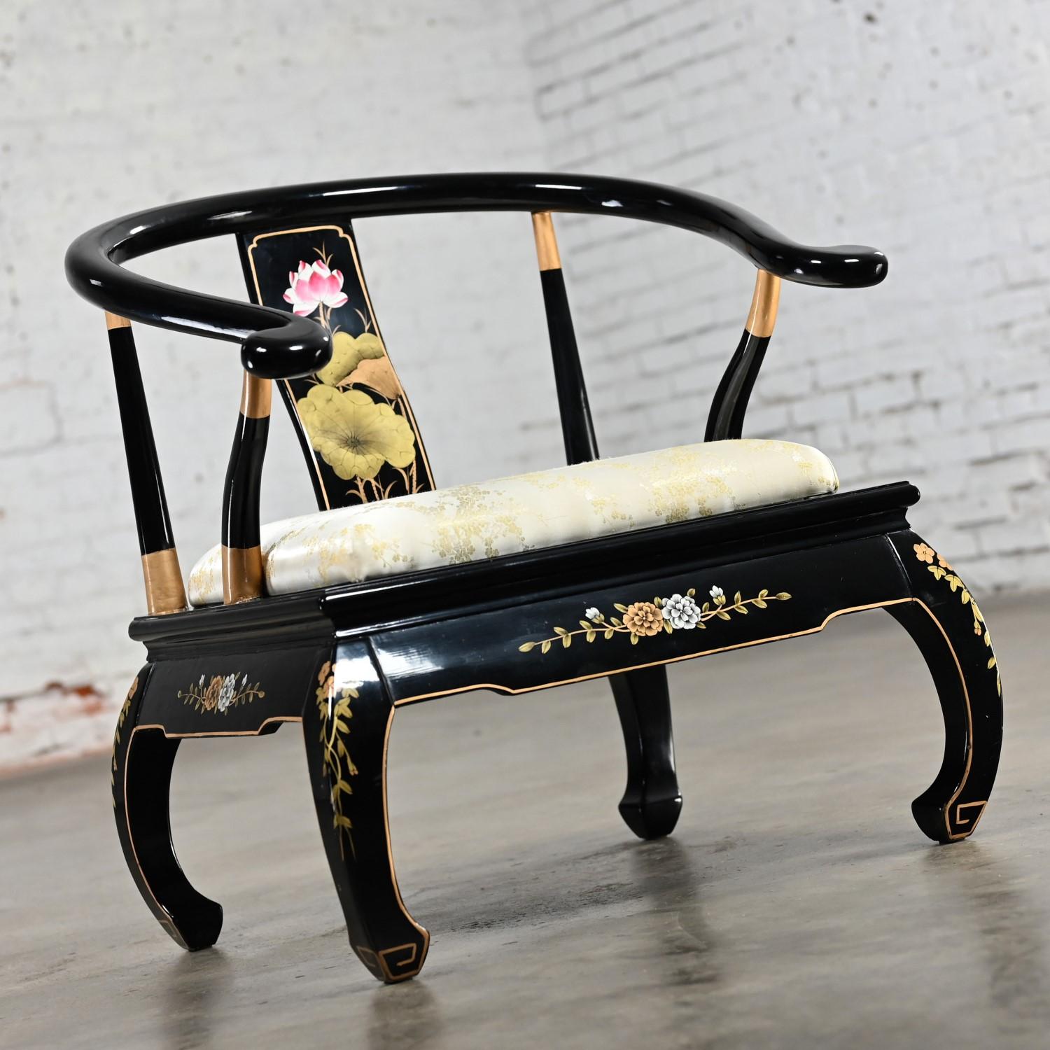 Splendida sedia vintage in stile cineseria con schienale a ferro di cavallo e gambe in stile Ming Ming e tessuto damascato color champagne con motivo floreale sul cuscino della seduta. In ottime condizioni, tenendo presente che si tratta di un