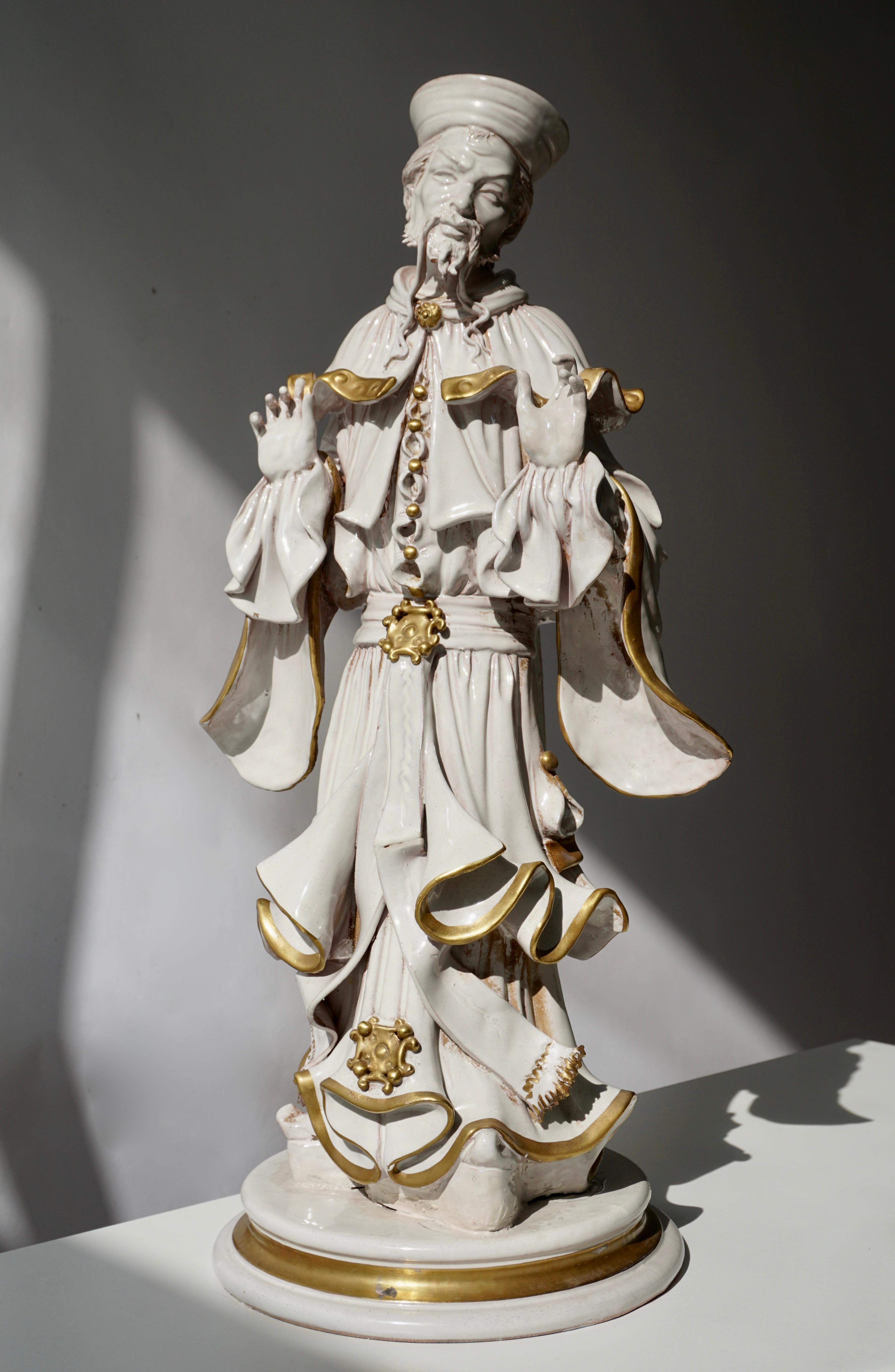 Italienische Porzellanskulptur.
Maße: Höhe 56 cm.
Breite 26 cm.
Tiefe 22 cm.