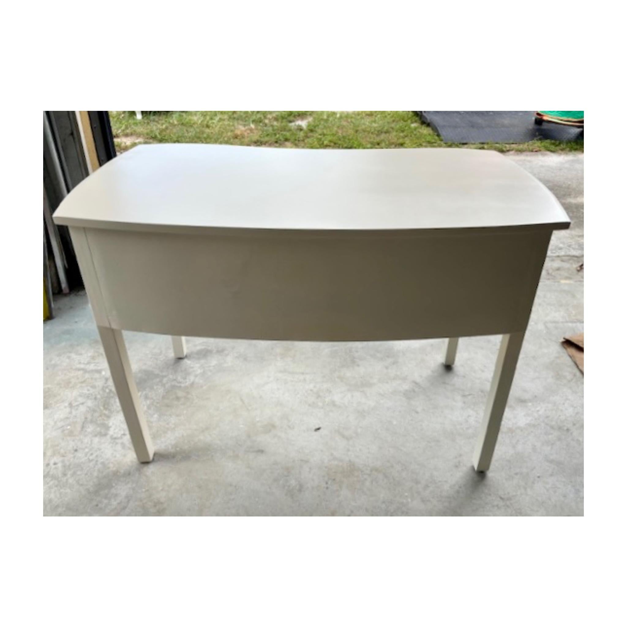 Bureau laqué ivoire Chinoiserie avec panneaux sculptés en vente 5