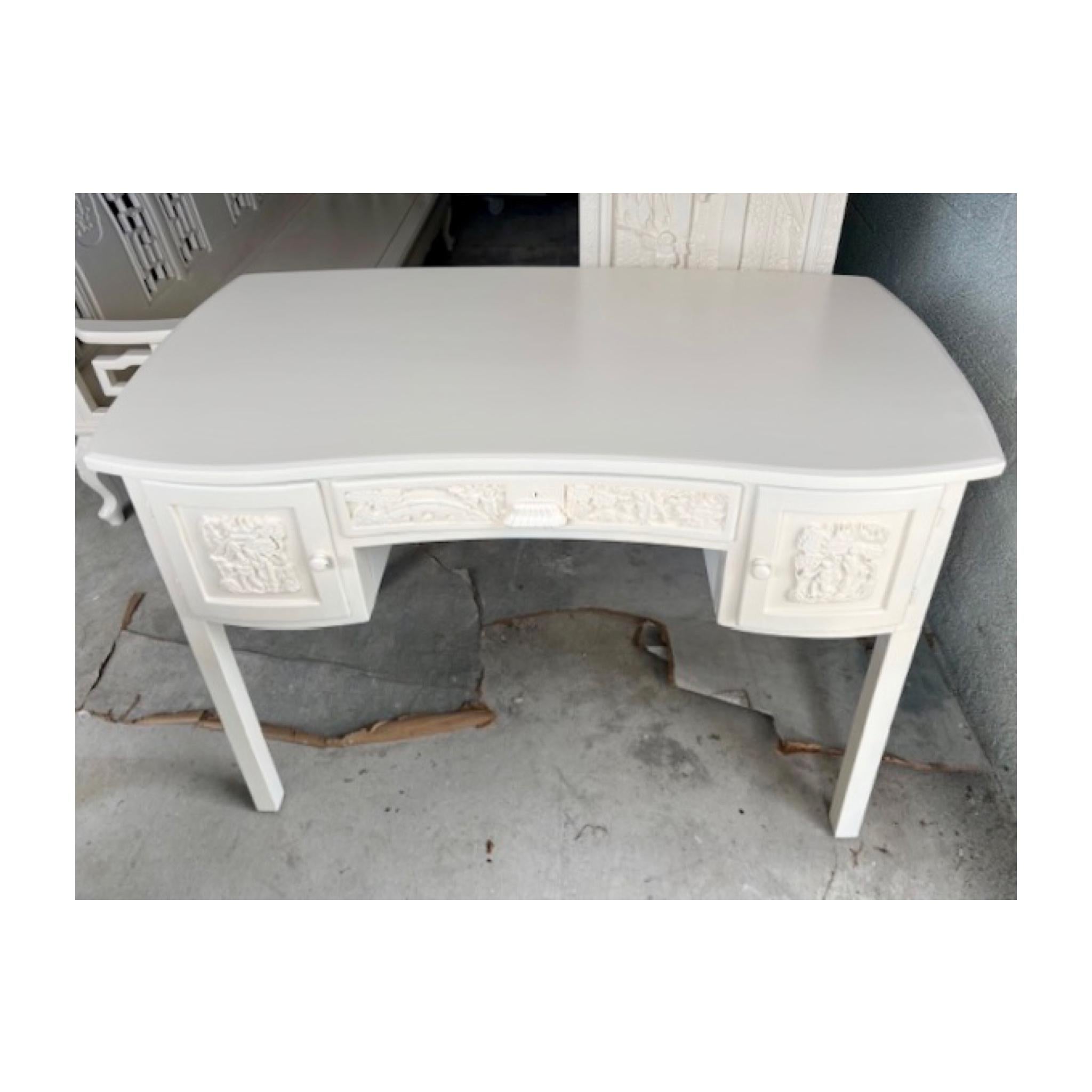 Chinoiseries Bureau laqué ivoire Chinoiserie avec panneaux sculptés en vente