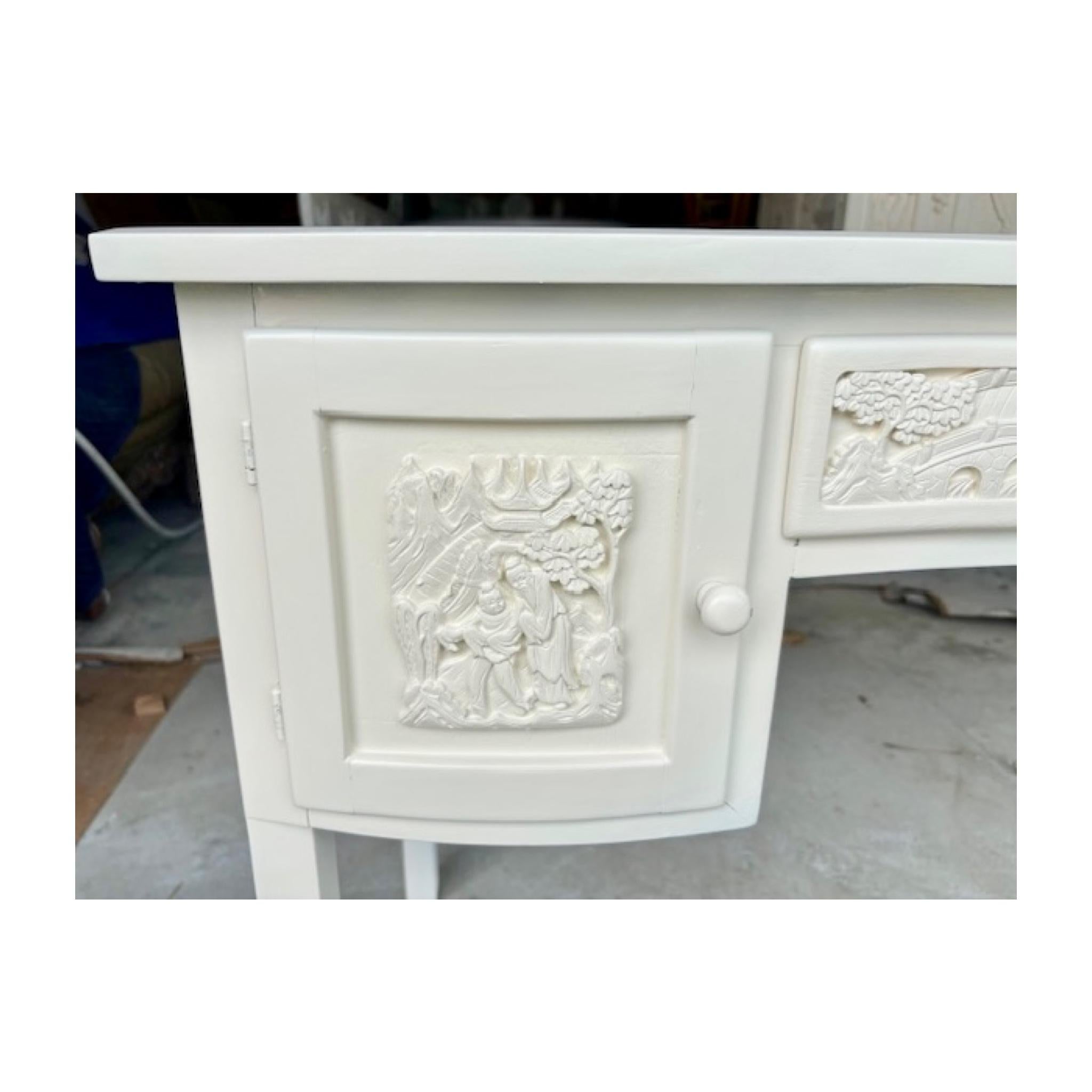 Bureau laqué ivoire Chinoiserie avec panneaux sculptés Bon état - En vente à Los Angeles, CA
