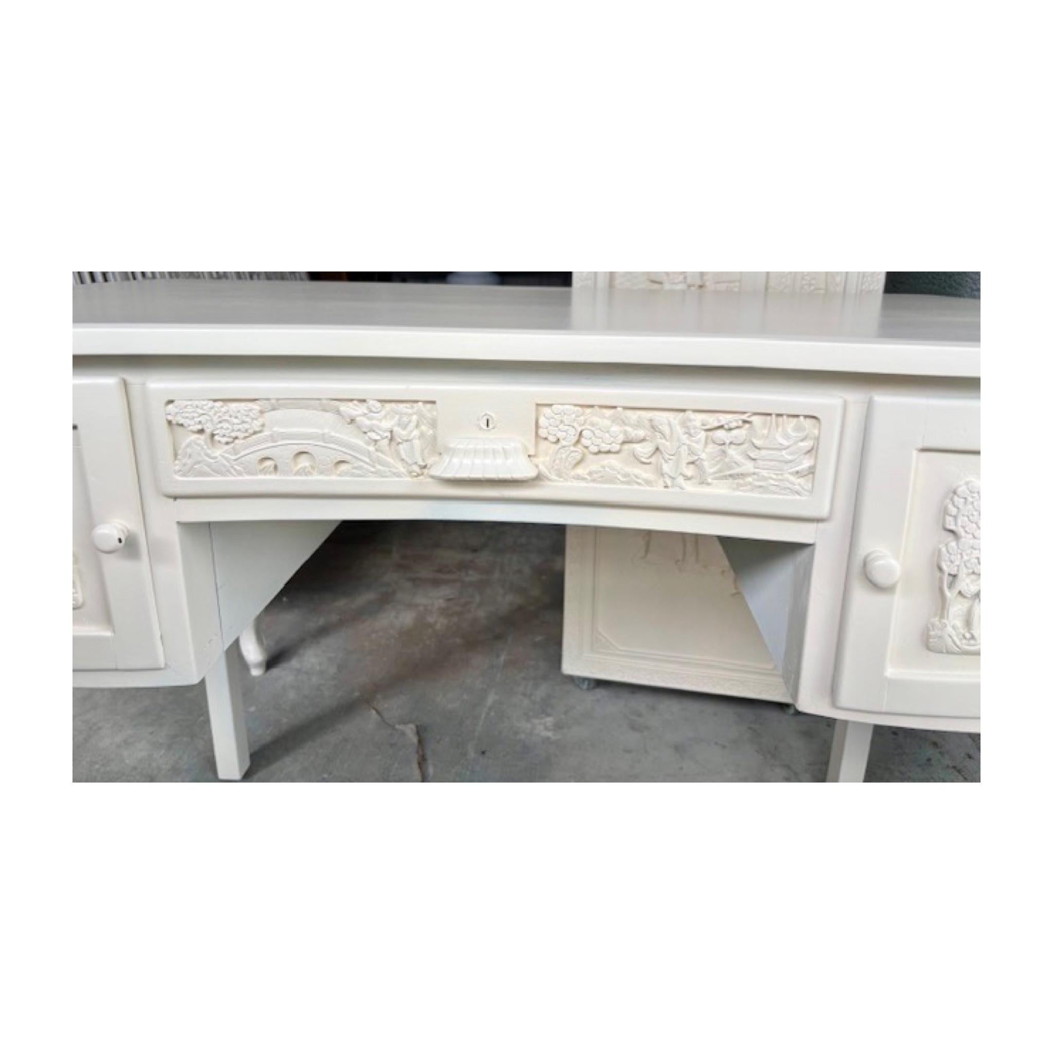 Milieu du XXe siècle Bureau laqué ivoire Chinoiserie avec panneaux sculptés en vente