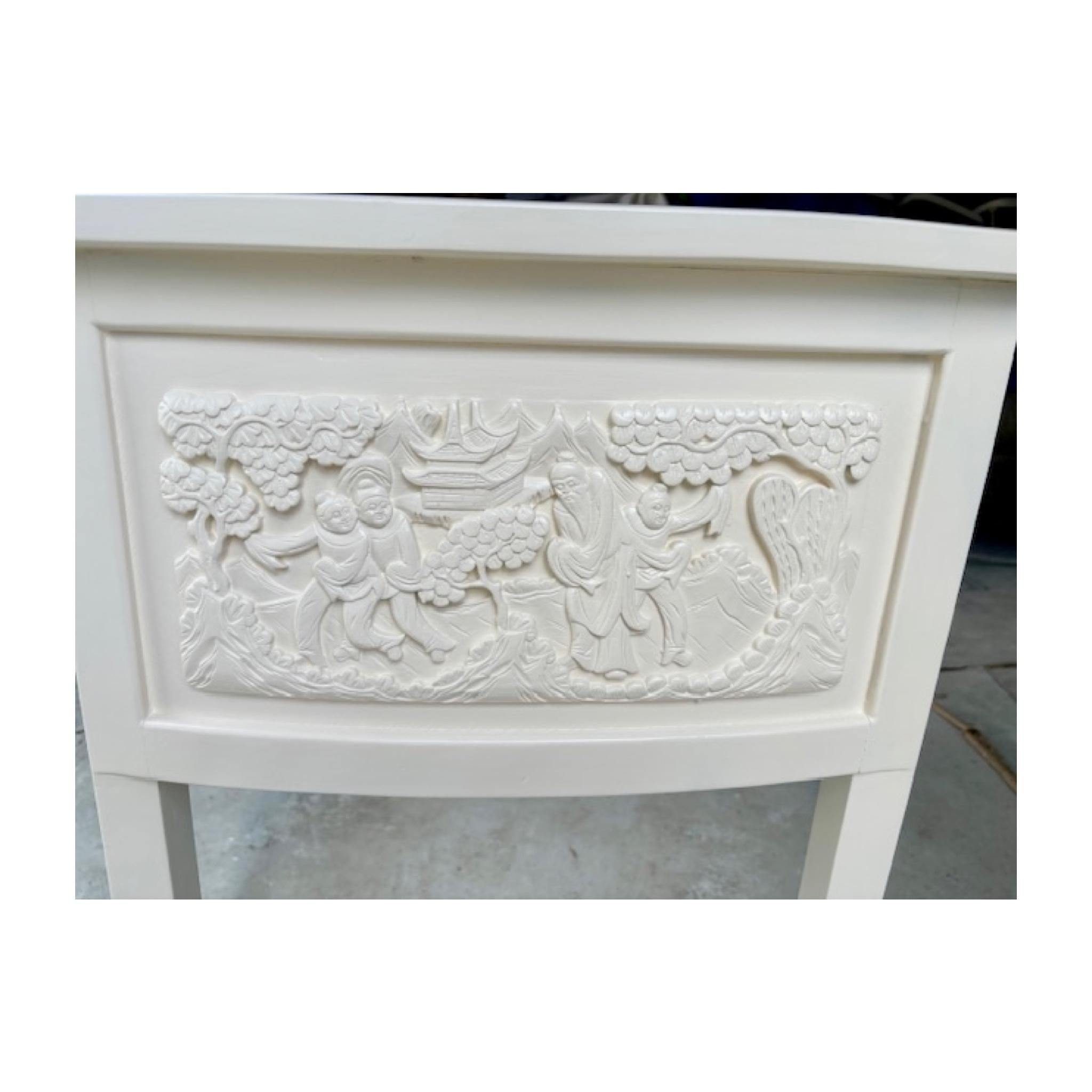 Bois Bureau laqué ivoire Chinoiserie avec panneaux sculptés en vente