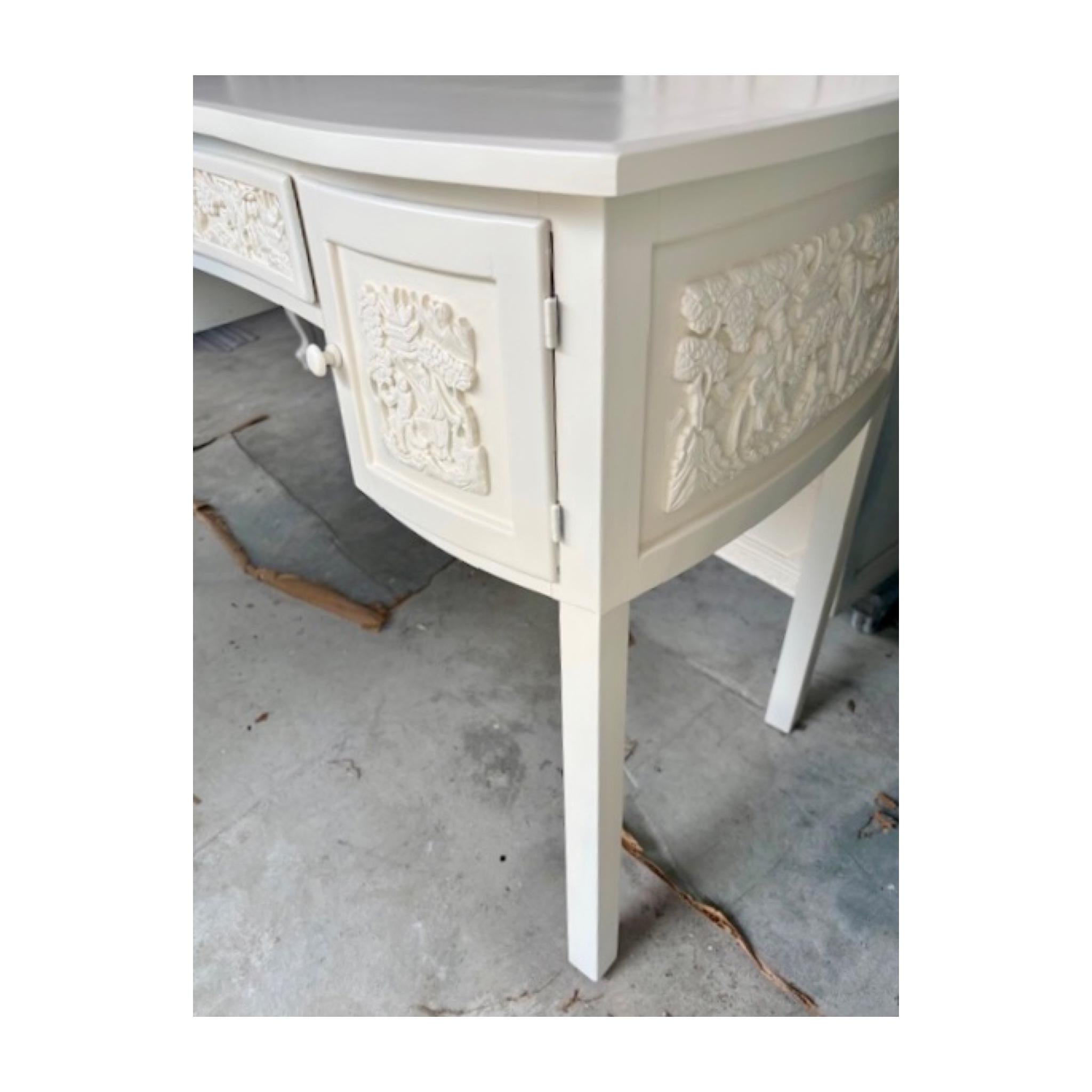 Bureau laqué ivoire Chinoiserie avec panneaux sculptés en vente 1
