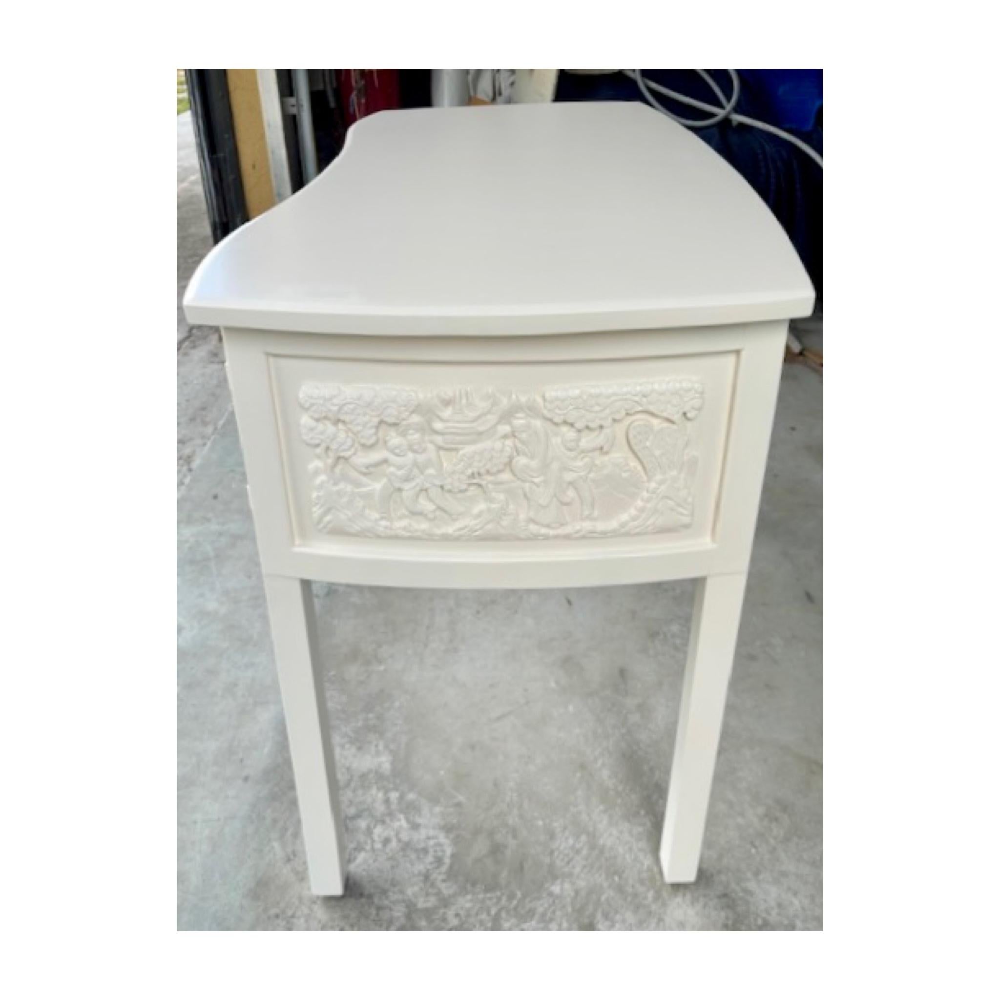 Bureau laqué ivoire Chinoiserie avec panneaux sculptés en vente 2