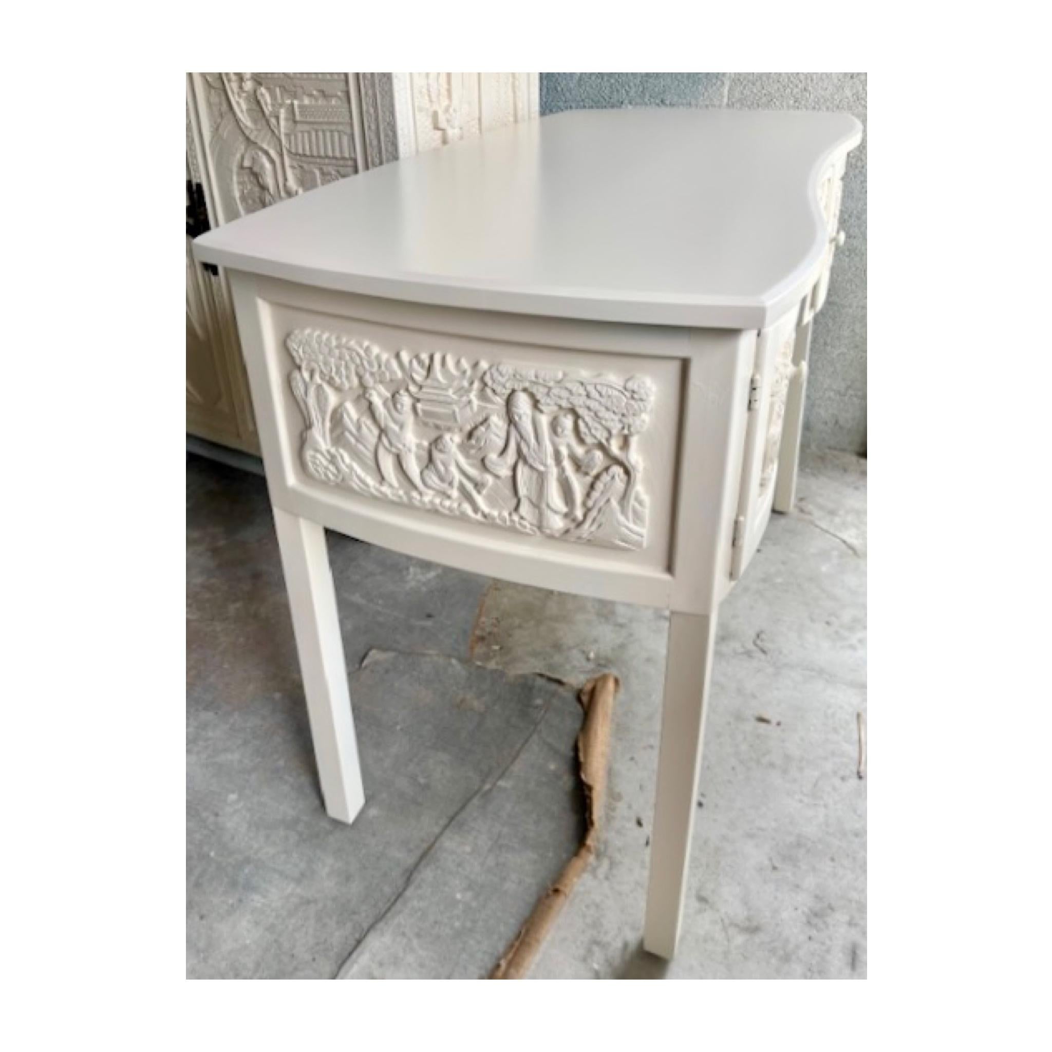 Bureau laqué ivoire Chinoiserie avec panneaux sculptés en vente 3