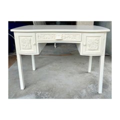 Bureau laqué ivoire Chinoiserie avec panneaux sculptés