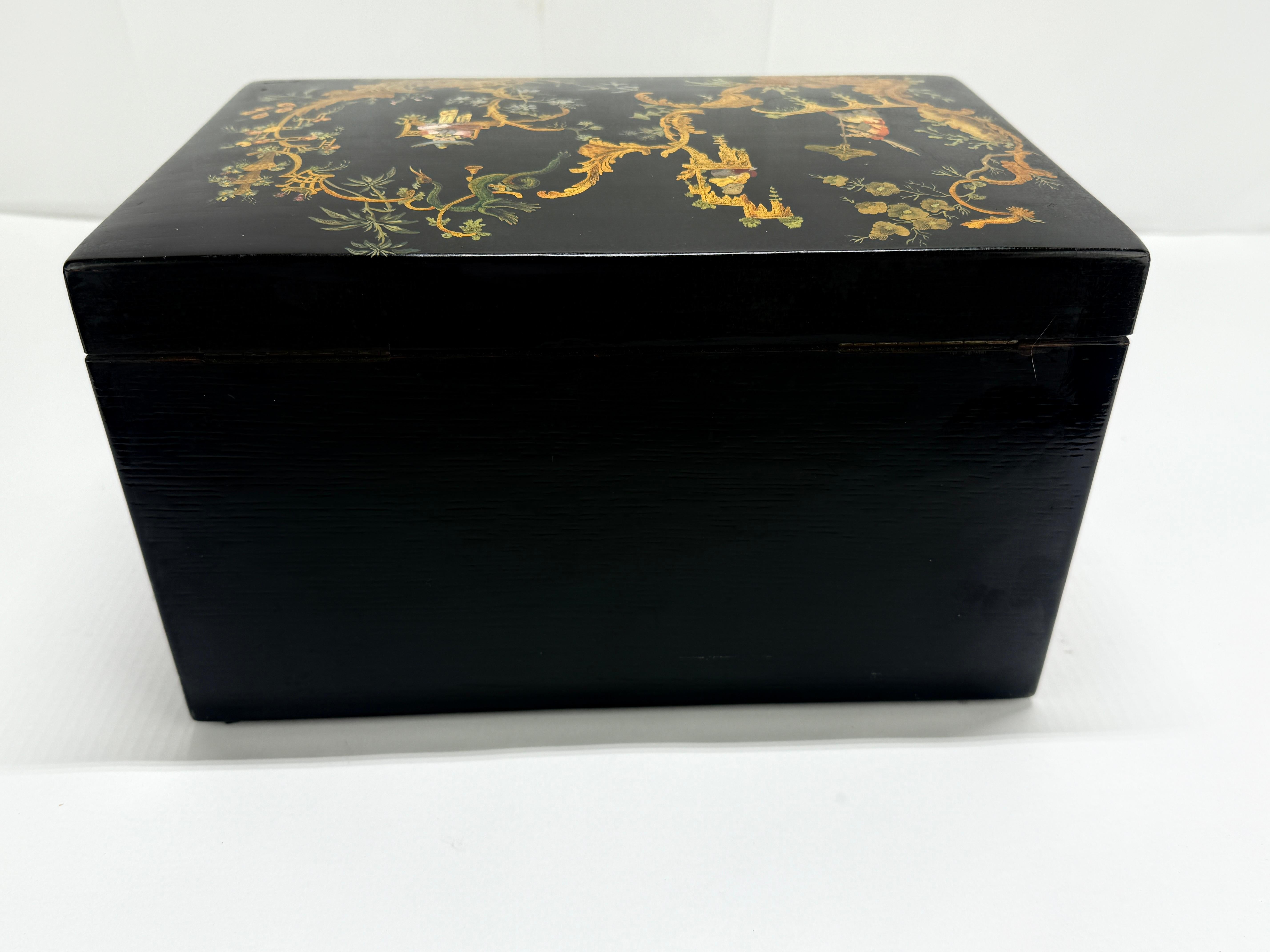 Scatola Humidor con scamosciatura Chinoiserie Inghilterra, inizio-metà del XX secolo In condizioni buone in vendita a Atlanta, GA