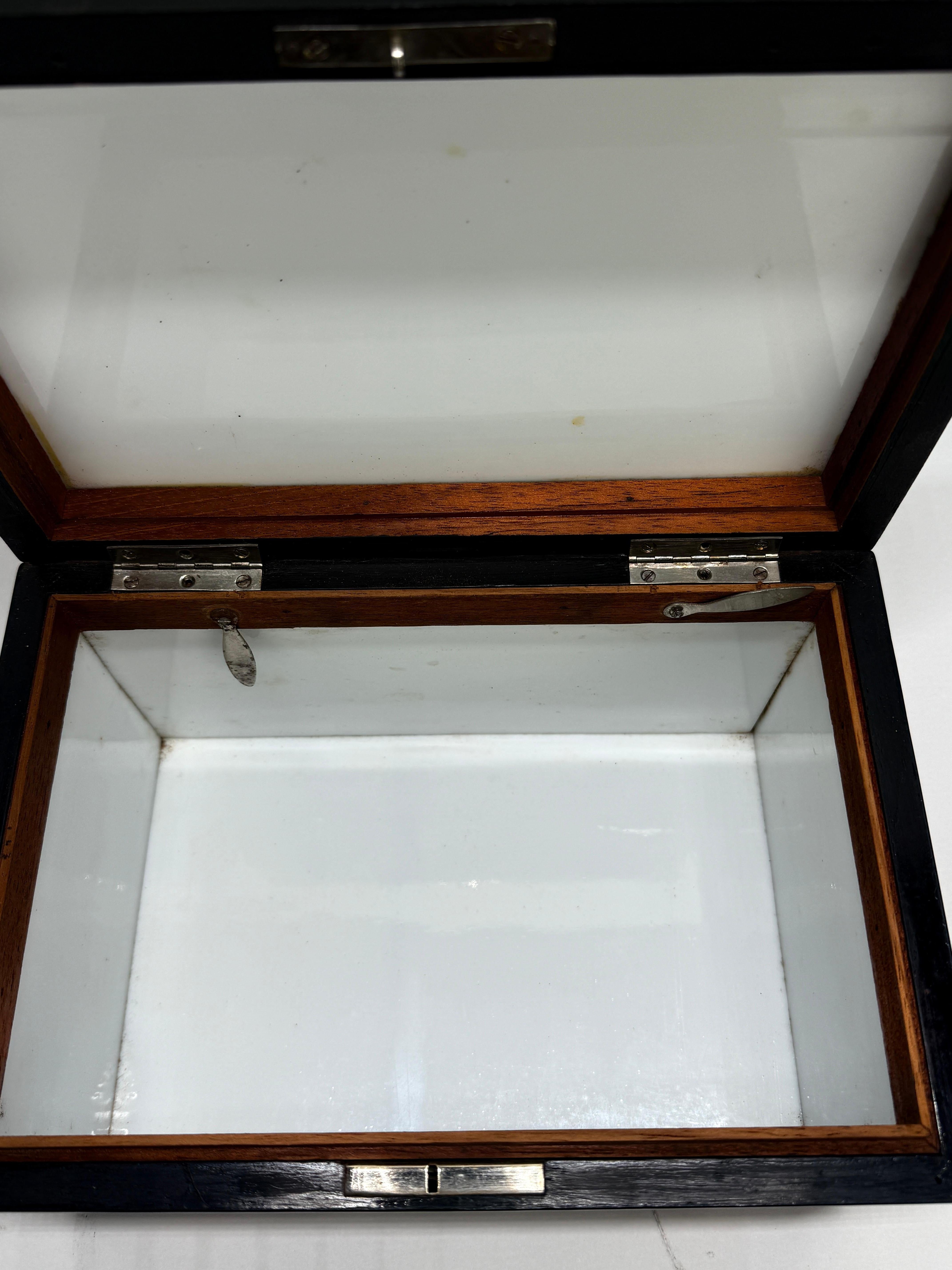 Scatola Humidor con scamosciatura Chinoiserie Inghilterra, inizio-metà del XX secolo in vendita 3