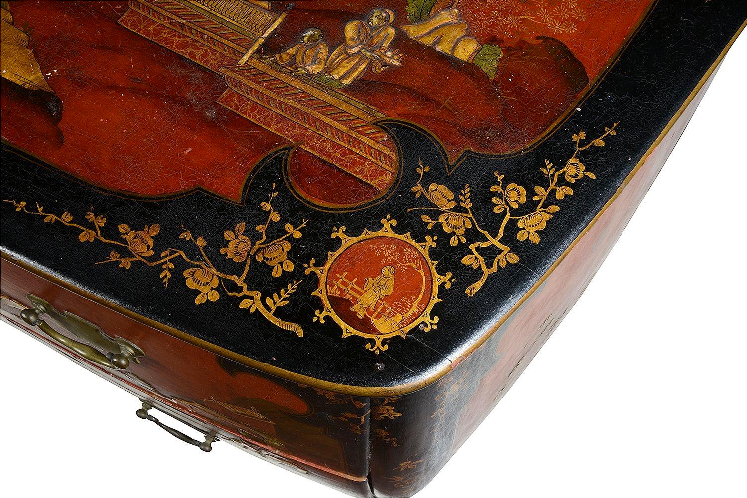 Chinoiserie lacquer commode, 18th Century Venetian style. For Sale 2