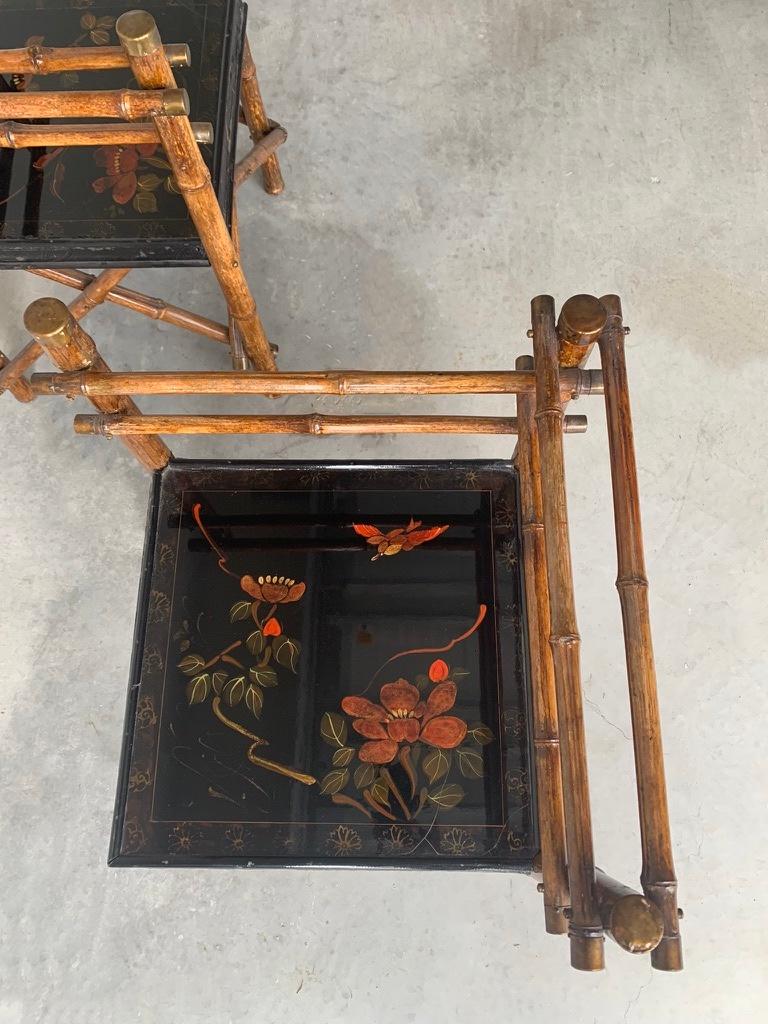 Conjunto de sillas esquineras del s. XIX, estructura de bambú, asiento lacado en negro en Bueno estado para la venta en Saint Petersburg, FL