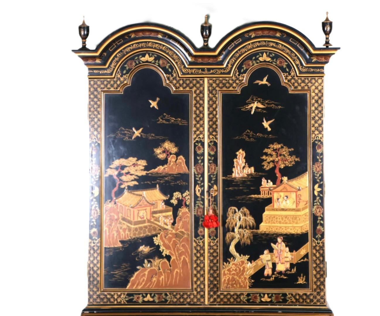 Questa segretaria Chinoiserie è un mobile elegante e dal design intricato che combina gli aspetti funzionali di una scrivania con gli elementi estetici della Chinoiserie, uno stile decorativo europeo che trae ispirazione dall'arte e dal design