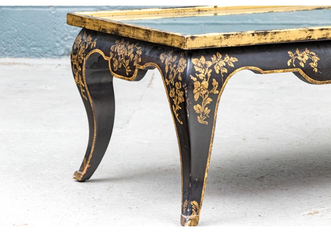 Lackierter und vergoldeter Cocktailtisch im Chinoiserie-Stil (Vergoldet) im Angebot