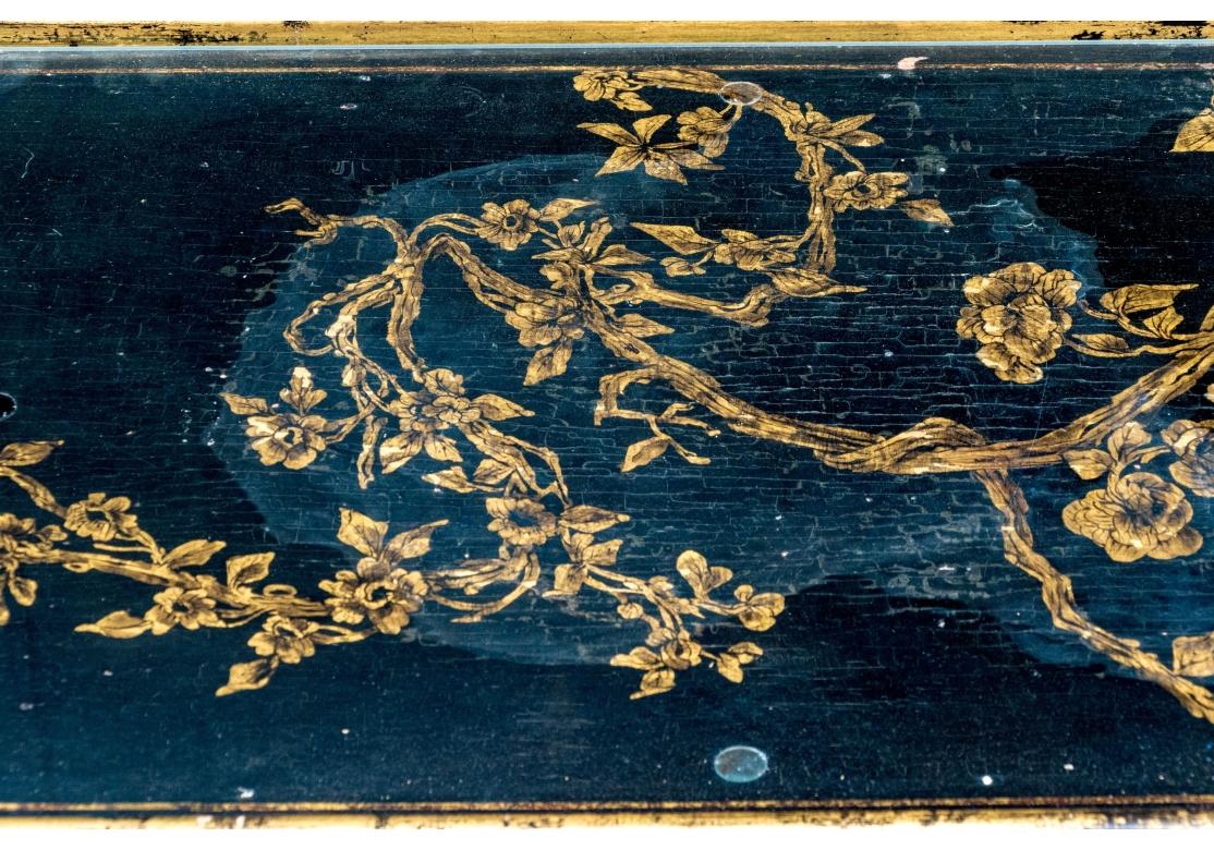 Lackierter und vergoldeter Cocktailtisch im Chinoiserie-Stil (20. Jahrhundert) im Angebot