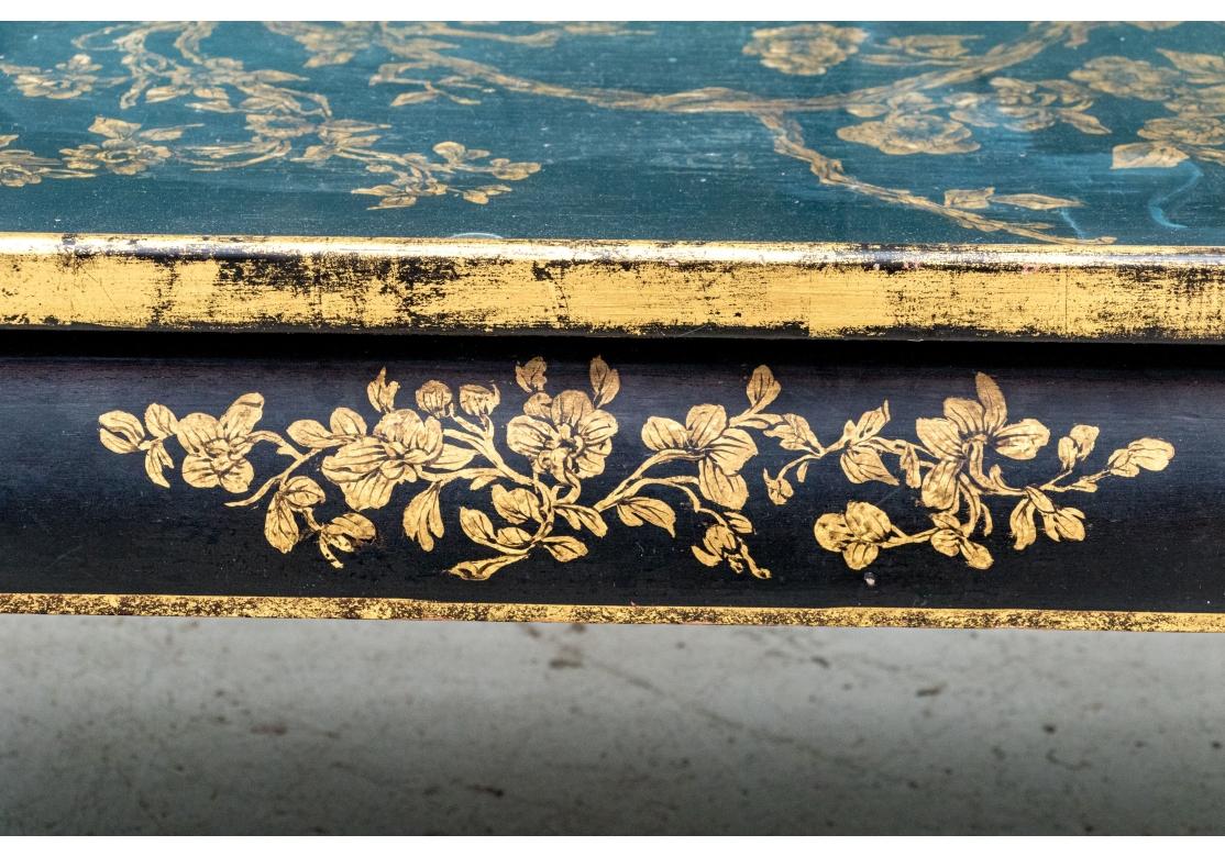 Lackierter und vergoldeter Cocktailtisch im Chinoiserie-Stil (Glas) im Angebot