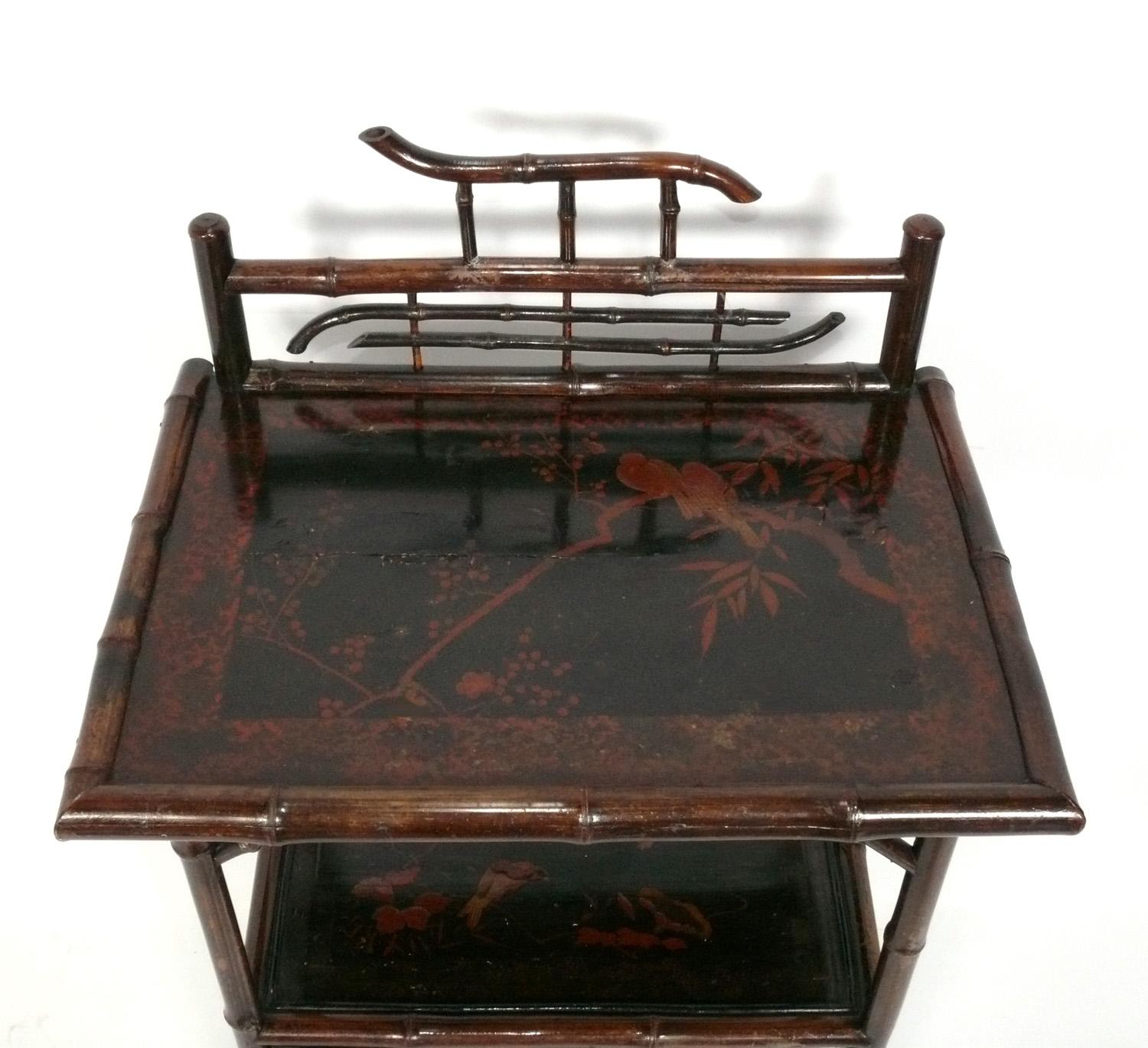 Mobile in bambù laccato Chinoiserie, Francia, fine XIX secolo circa. Bellissima decorazione estetica del movimento dipinta a mano. Le sue dimensioni sono versatili e può essere utilizzato come tavolo da ingresso, console o bar. 