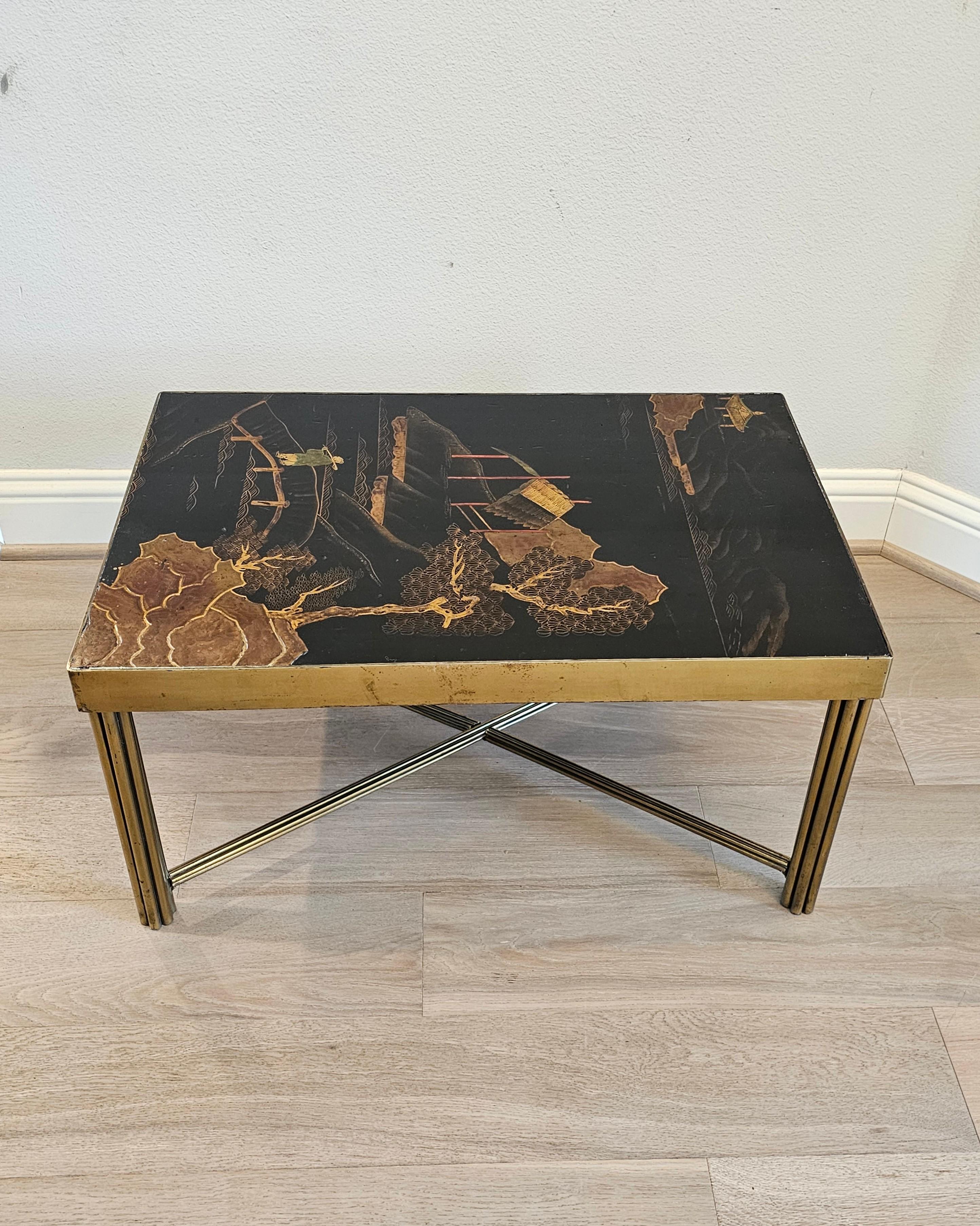 Français Table basse de style Jansen en métal laqué et doré de style chinoiseries en vente