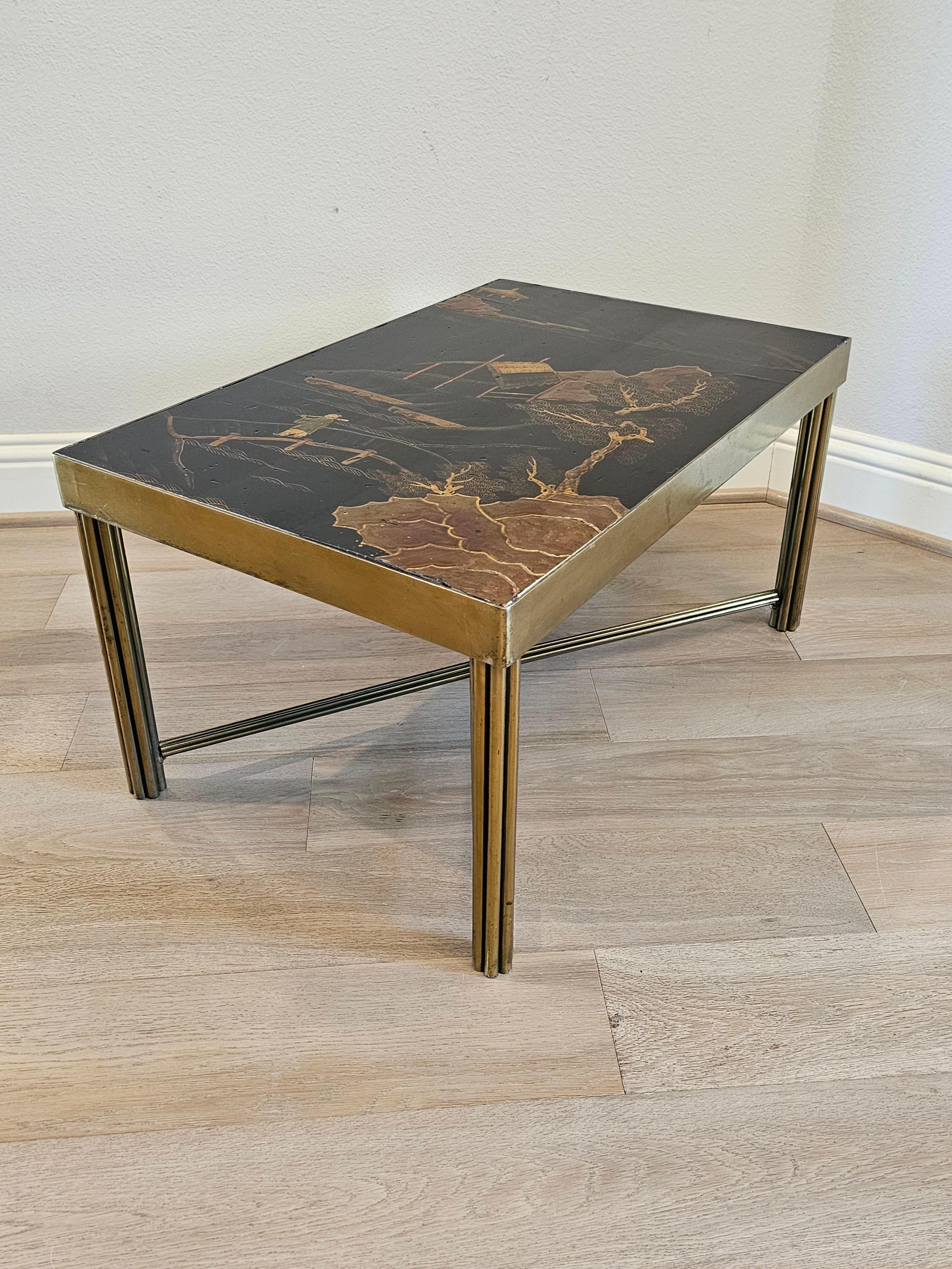 Doré Table basse de style Jansen en métal laqué et doré de style chinoiseries en vente