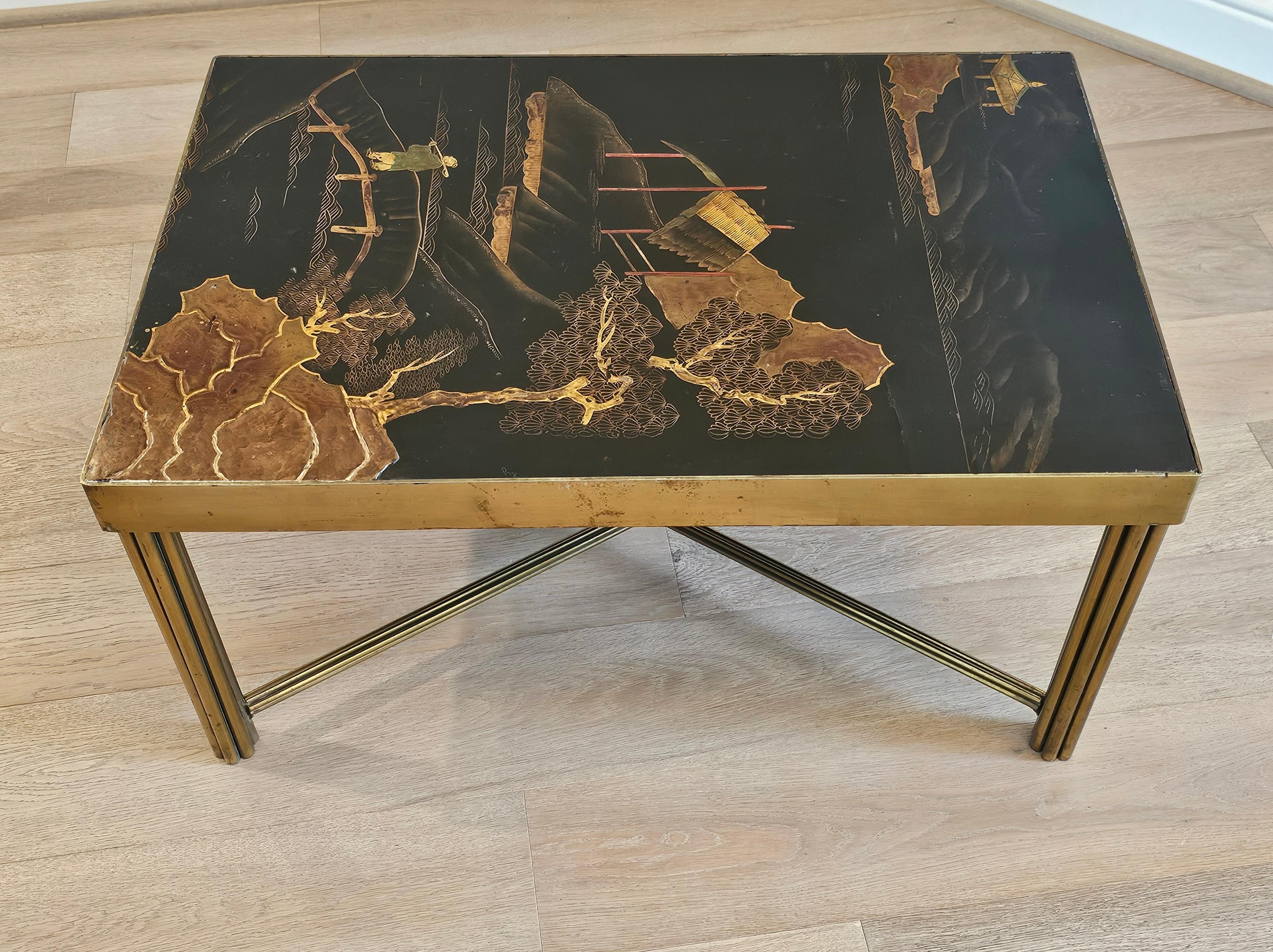 20ième siècle Table basse de style Jansen en métal laqué et doré de style chinoiseries en vente