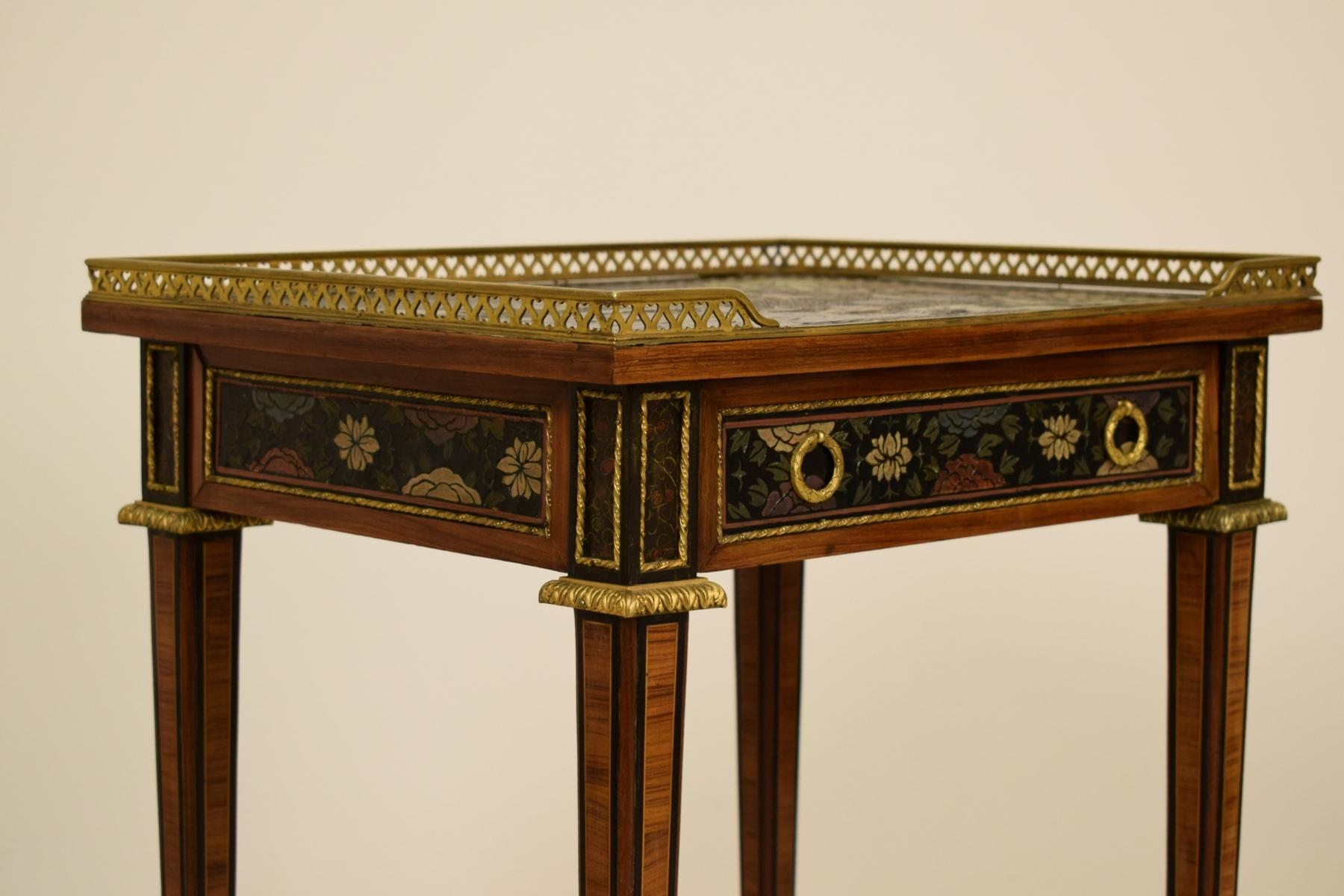 19th Century, French Chinoiserie Lacquered Wood Center Table For Sale 4