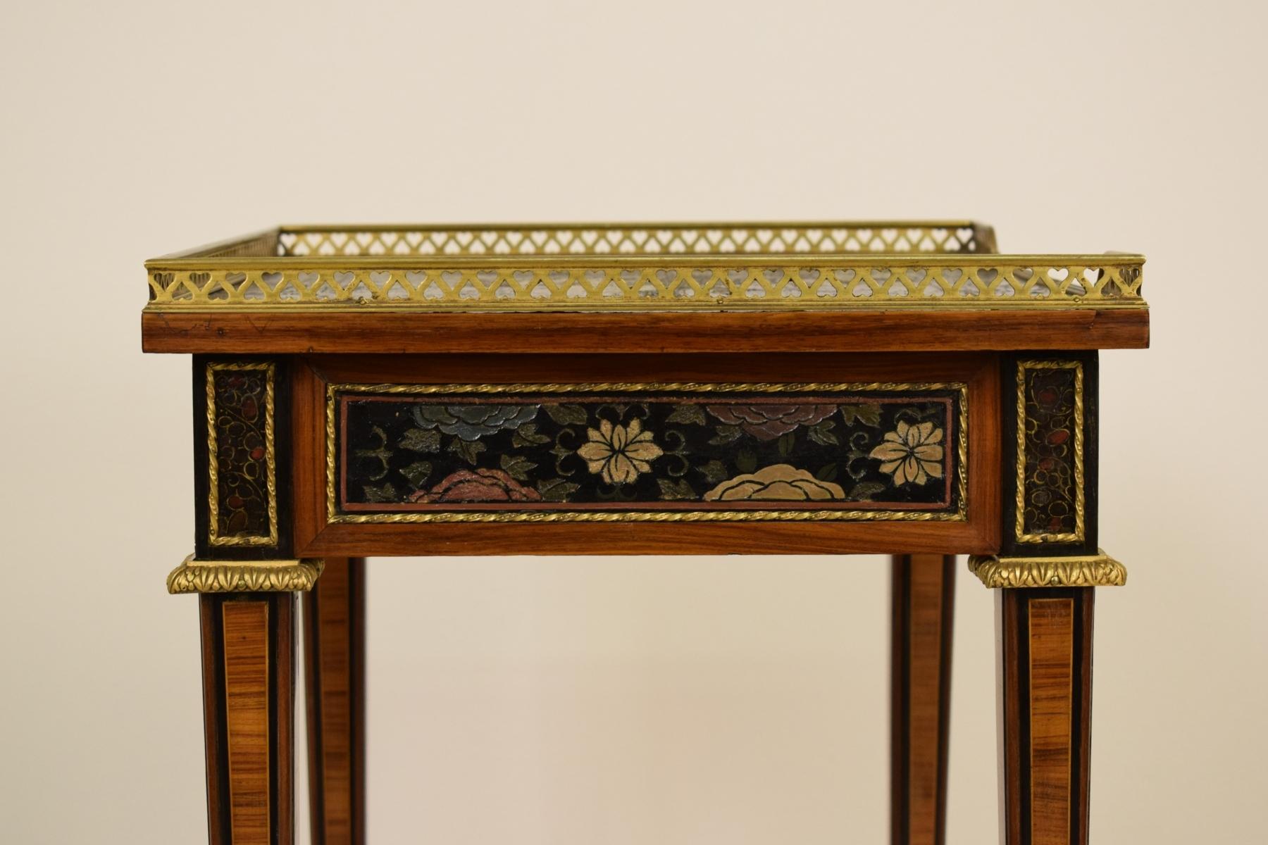 19th Century, French Chinoiserie Lacquered Wood Center Table For Sale 5