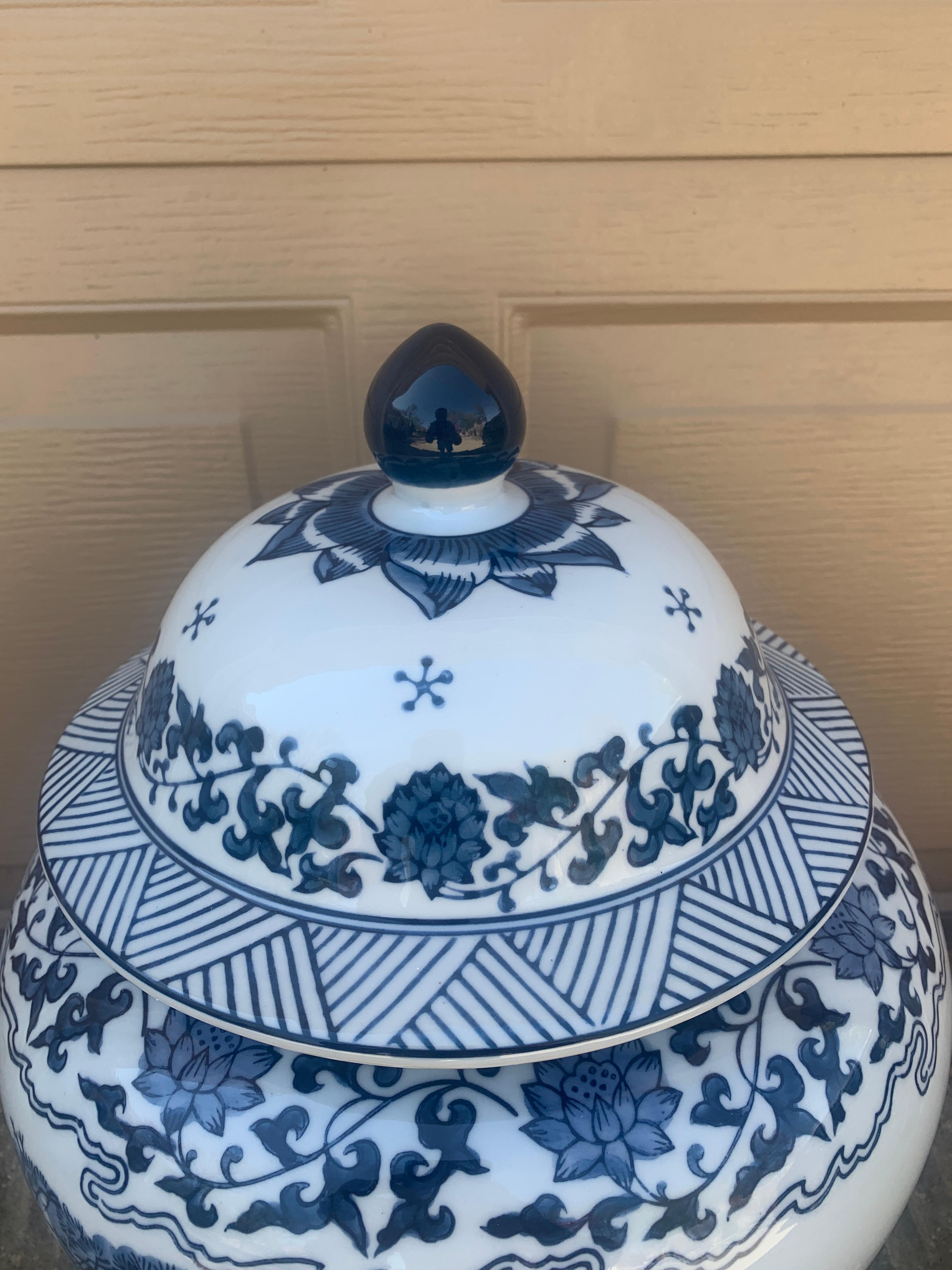 Barattoli grandi in porcellana bianca e blu di Chinoiserie, coppia in vendita 3