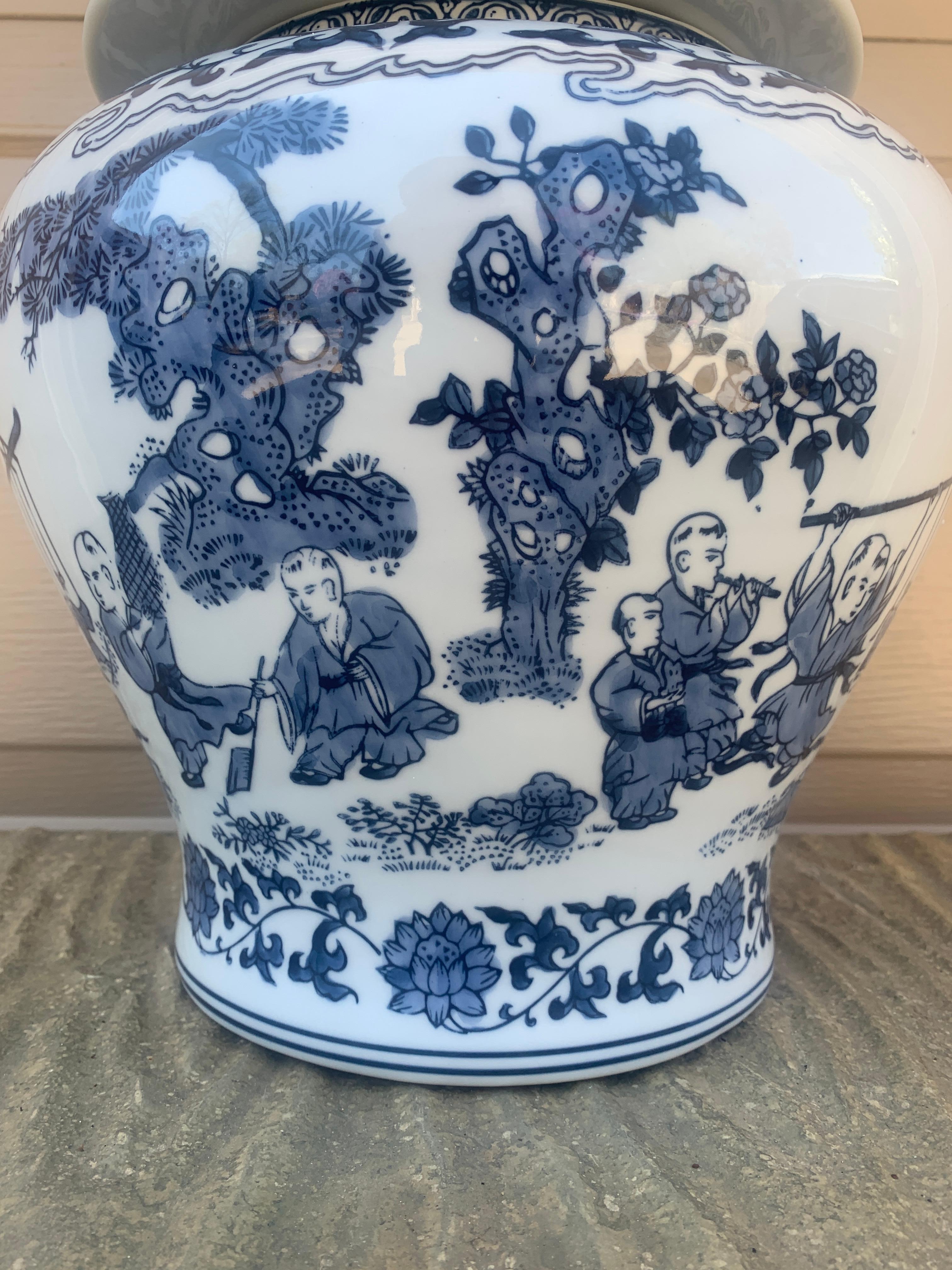 Barattoli grandi in porcellana bianca e blu di Chinoiserie, coppia in vendita 5