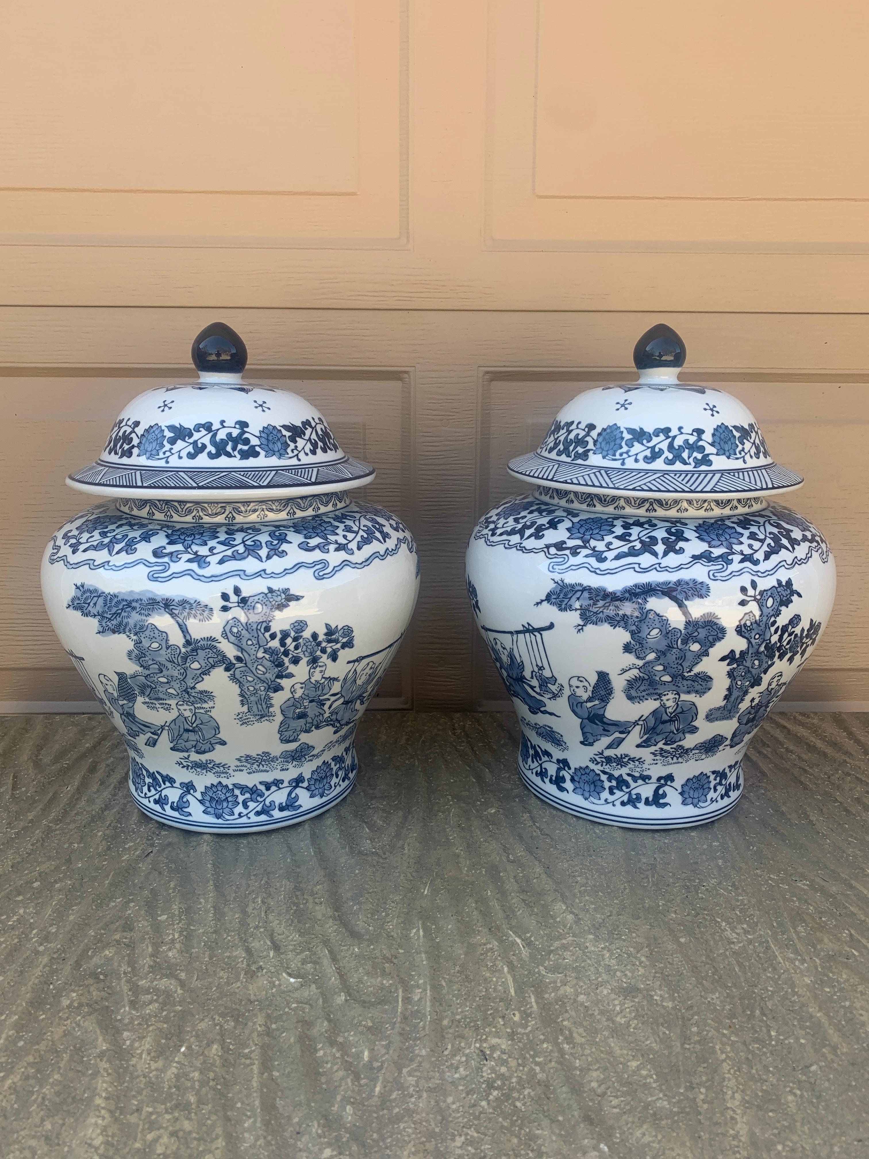 Una splendida coppia di vasi per lo zenzero rivestiti in porcellana blu e bianca di Chinoiserie 

Cina, XX secolo

Misure: 12