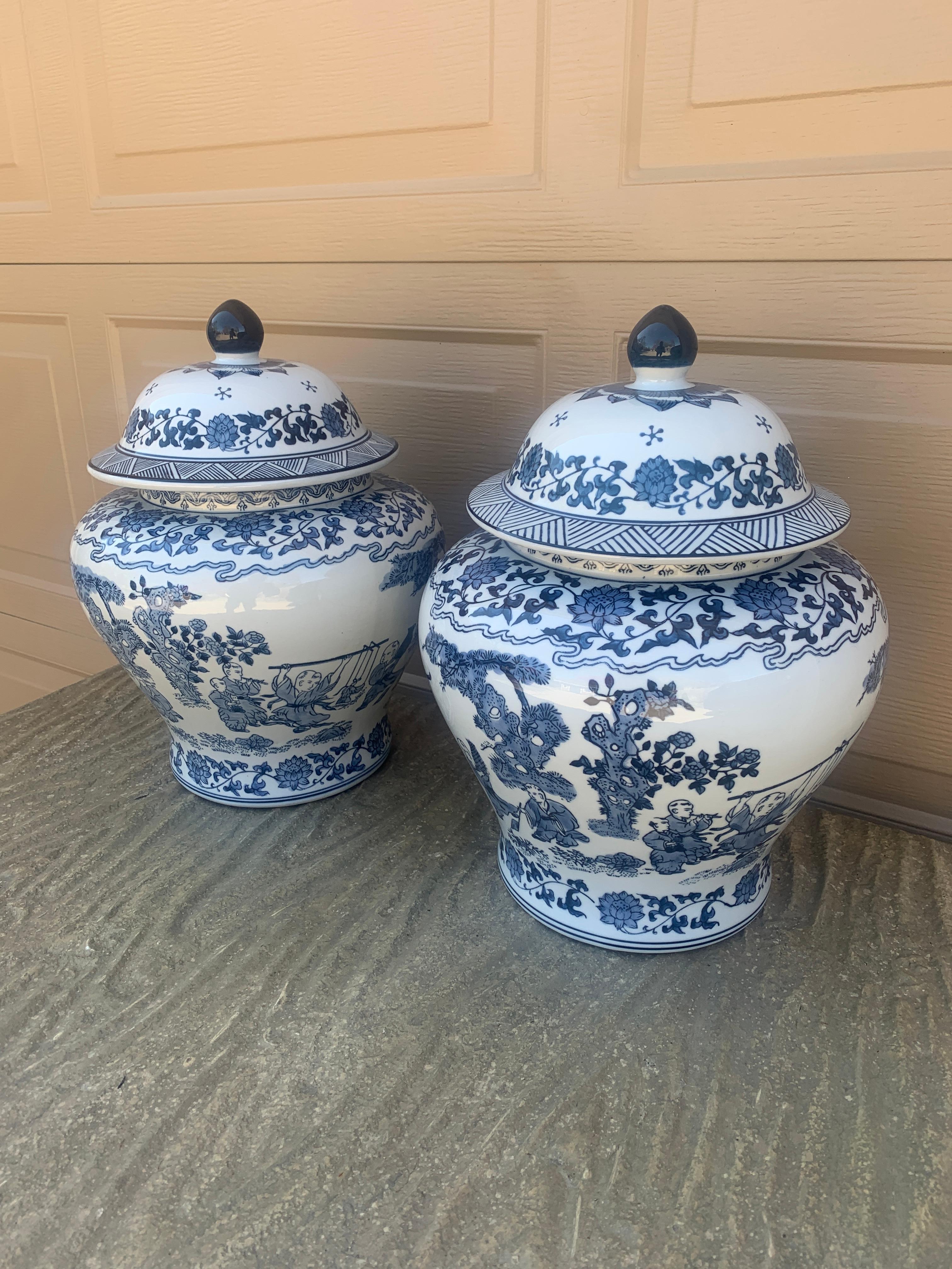 Cineserie Barattoli grandi in porcellana bianca e blu di Chinoiserie, coppia in vendita