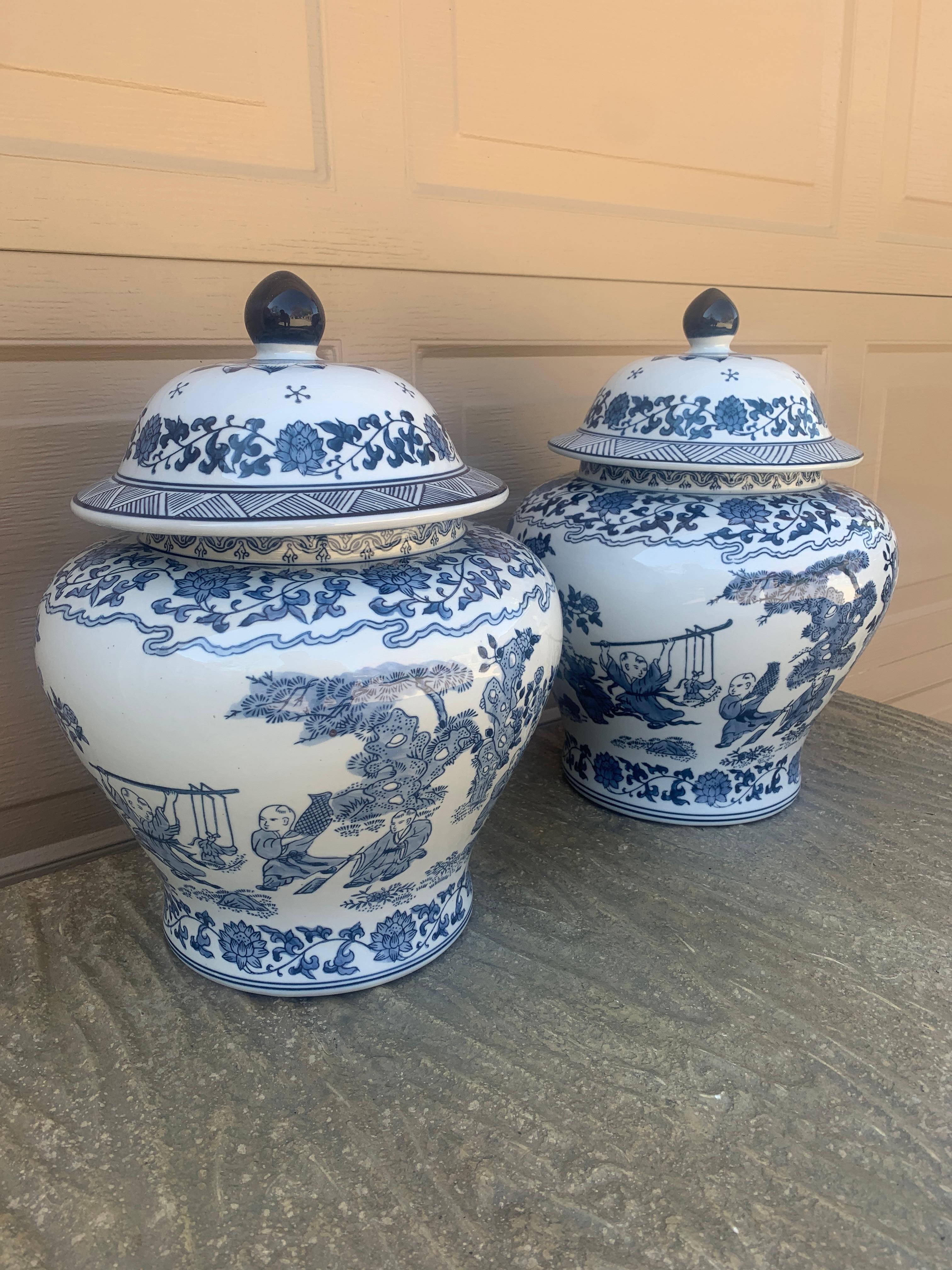 Cinese Barattoli grandi in porcellana bianca e blu di Chinoiserie, coppia in vendita