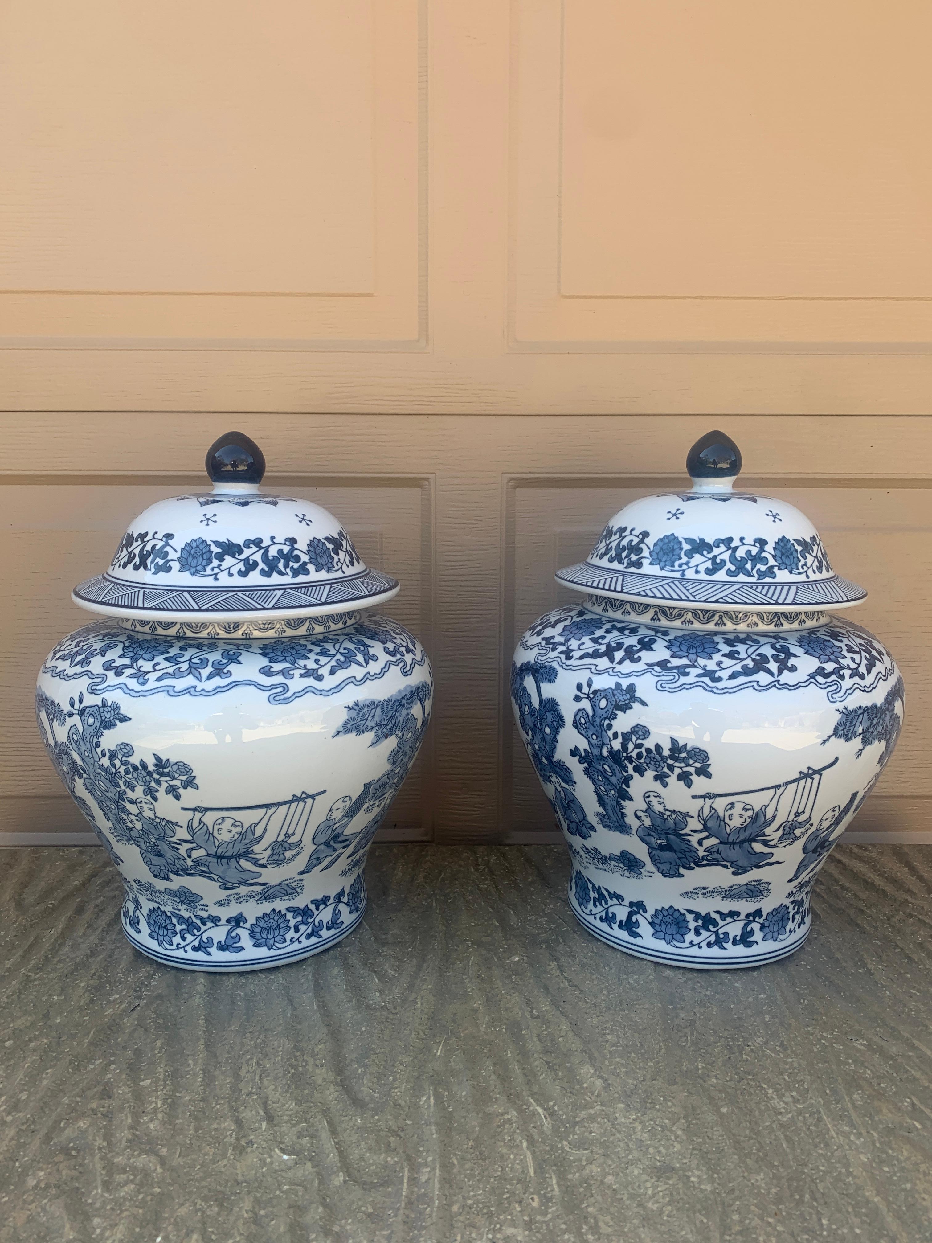 XX secolo Barattoli grandi in porcellana bianca e blu di Chinoiserie, coppia in vendita