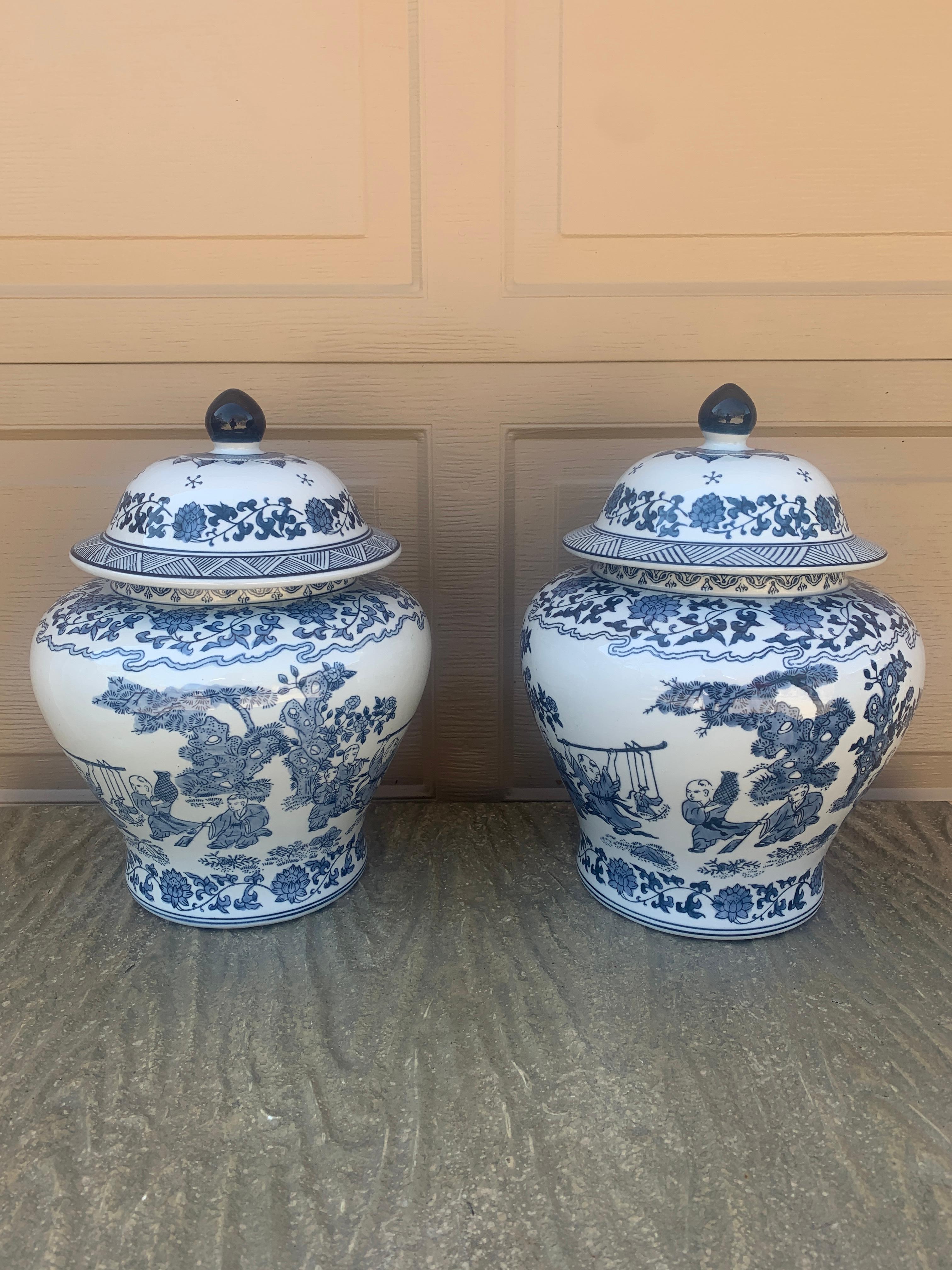 Ceramica Barattoli grandi in porcellana bianca e blu di Chinoiserie, coppia in vendita