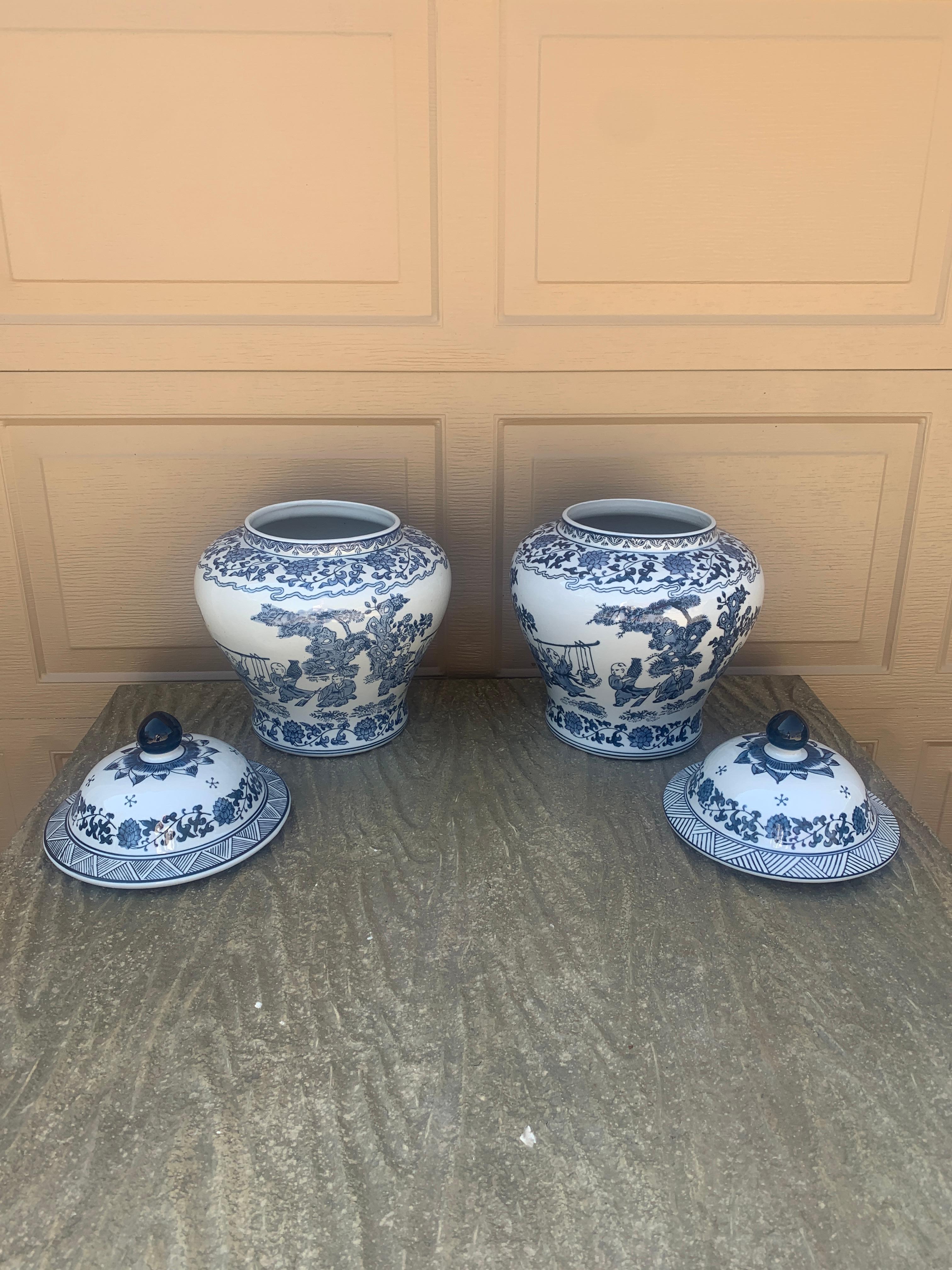 Barattoli grandi in porcellana bianca e blu di Chinoiserie, coppia in vendita 1