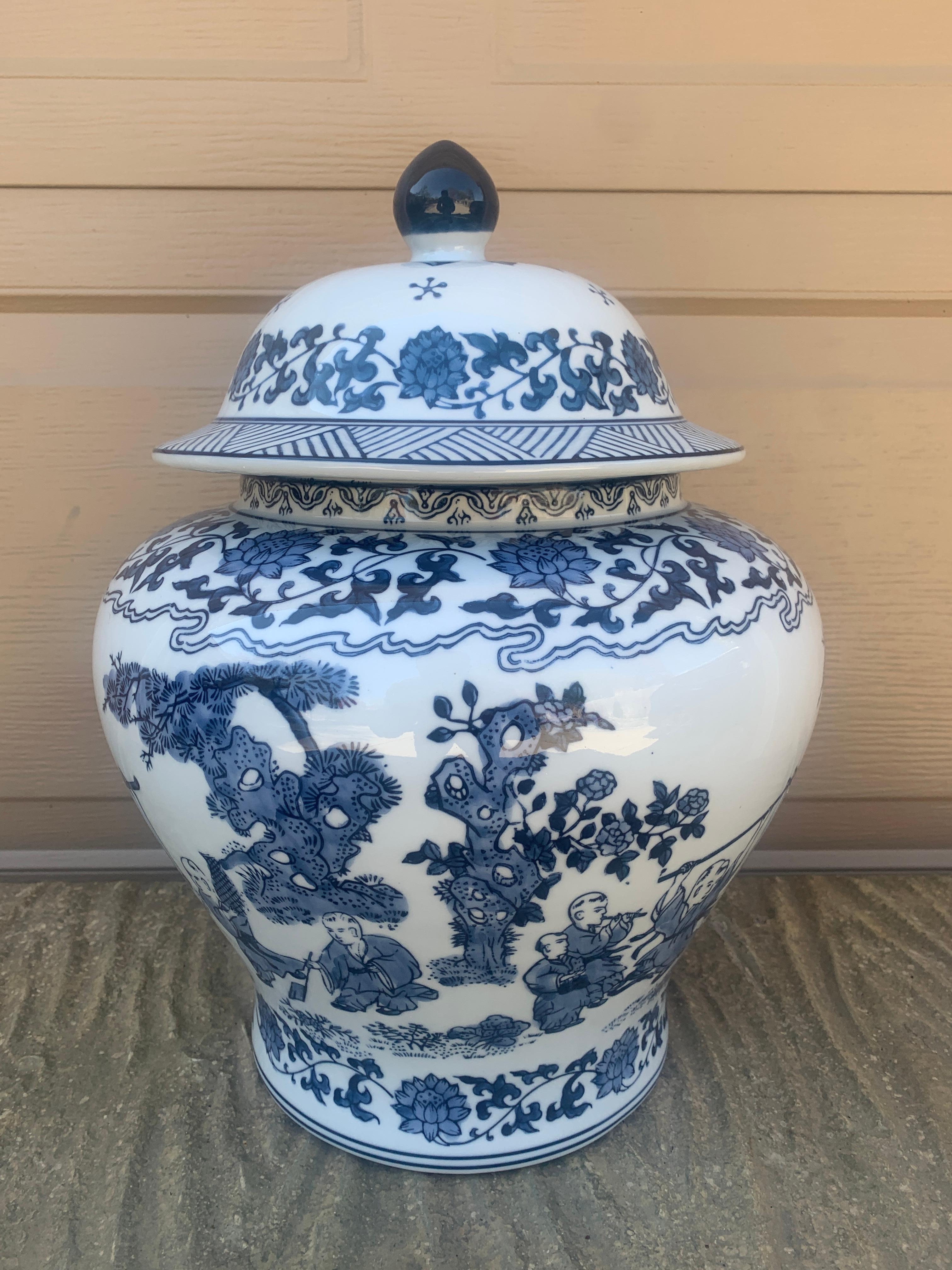 Barattoli grandi in porcellana bianca e blu di Chinoiserie, coppia in vendita 2