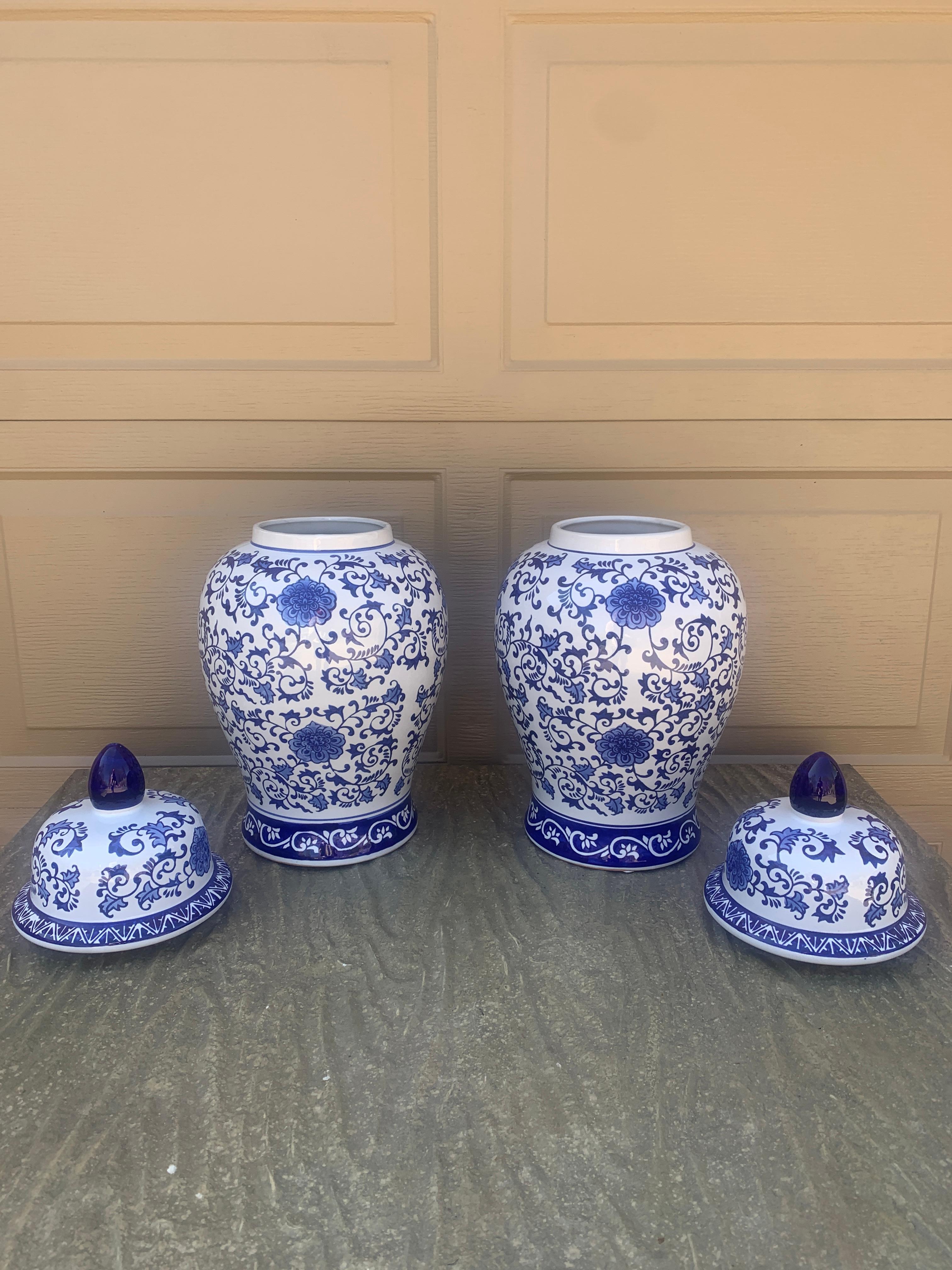 Grandi barattoli di zenzero in porcellana bianca e blu, coppia Chinoiserie in vendita 3